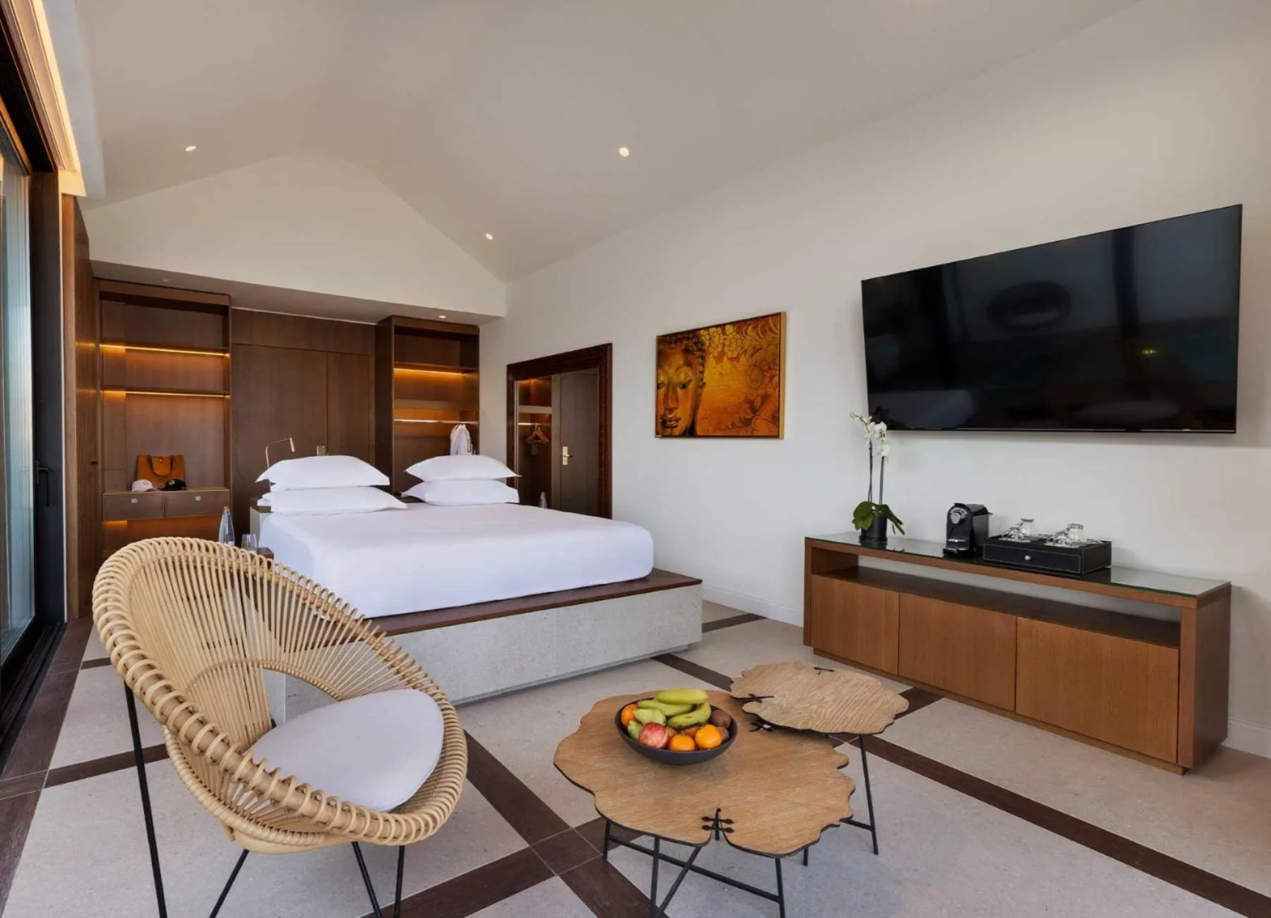 Bedroom, Bed in Herbert Samuel Royal Shangri-La Eilat