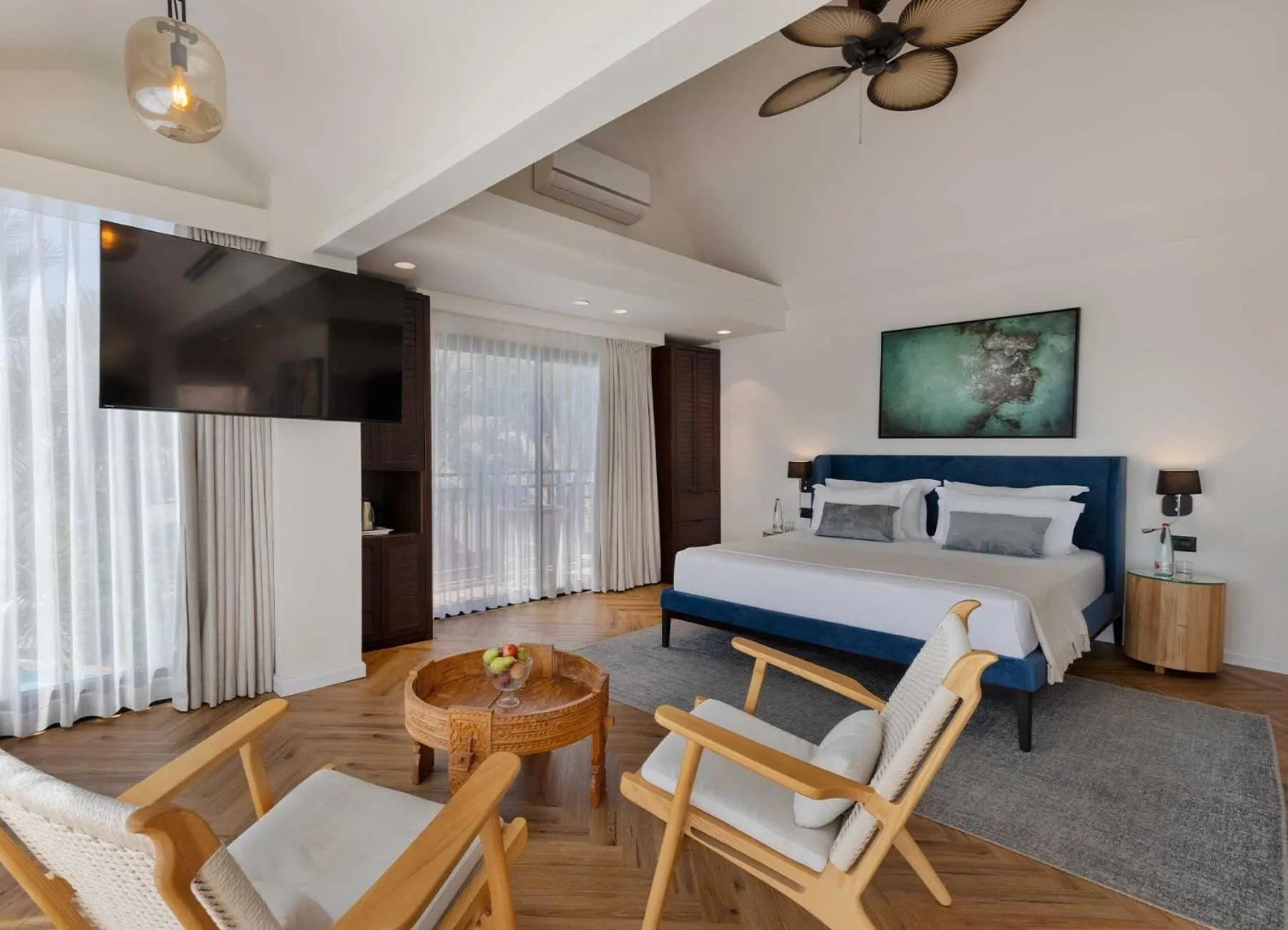 Living room, Bed in Herbert Samuel Royal Shangri-La Eilat