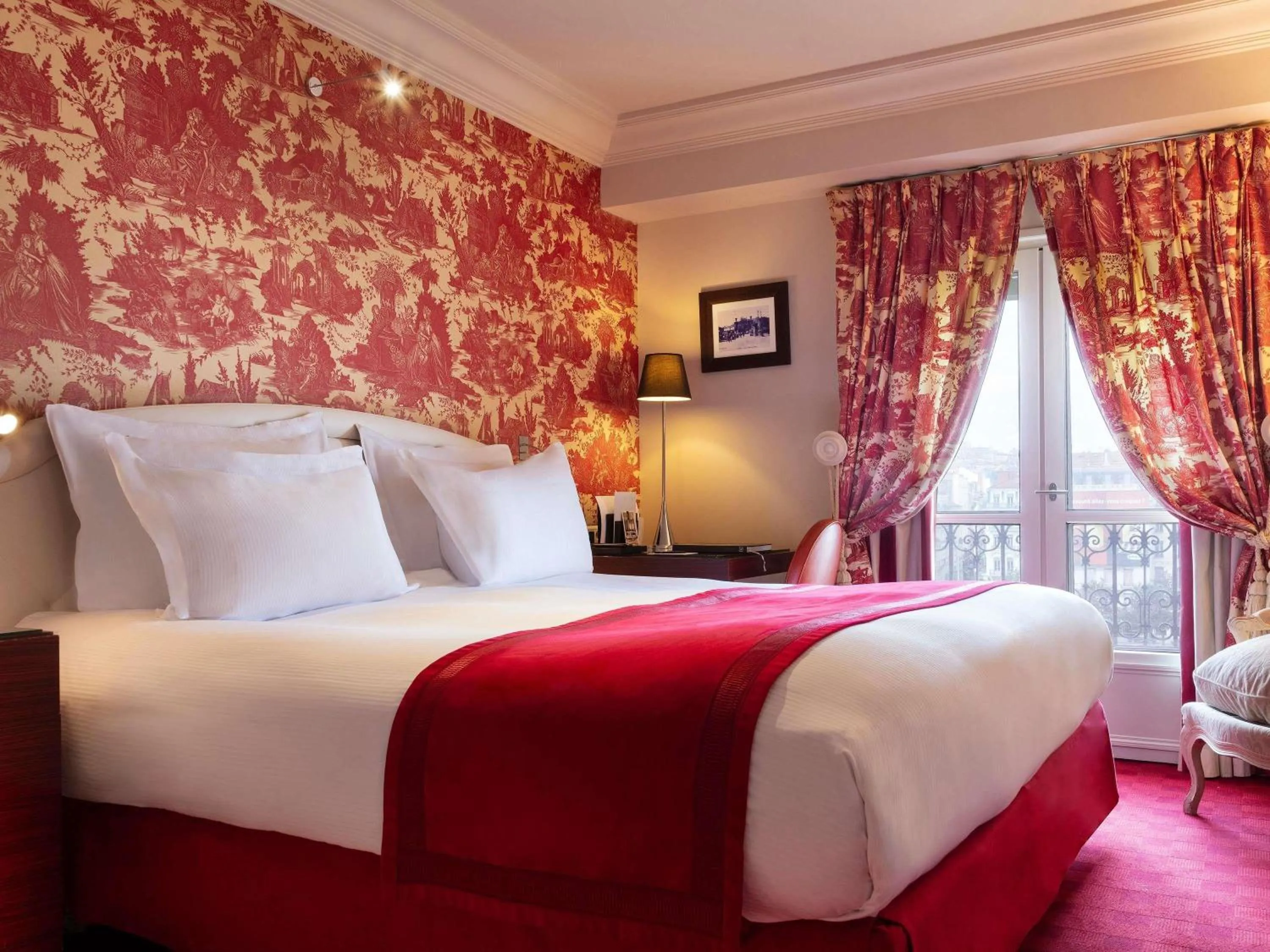 Bedroom, Bed in Le Royal Hotel Lyon - MGallery Collection
