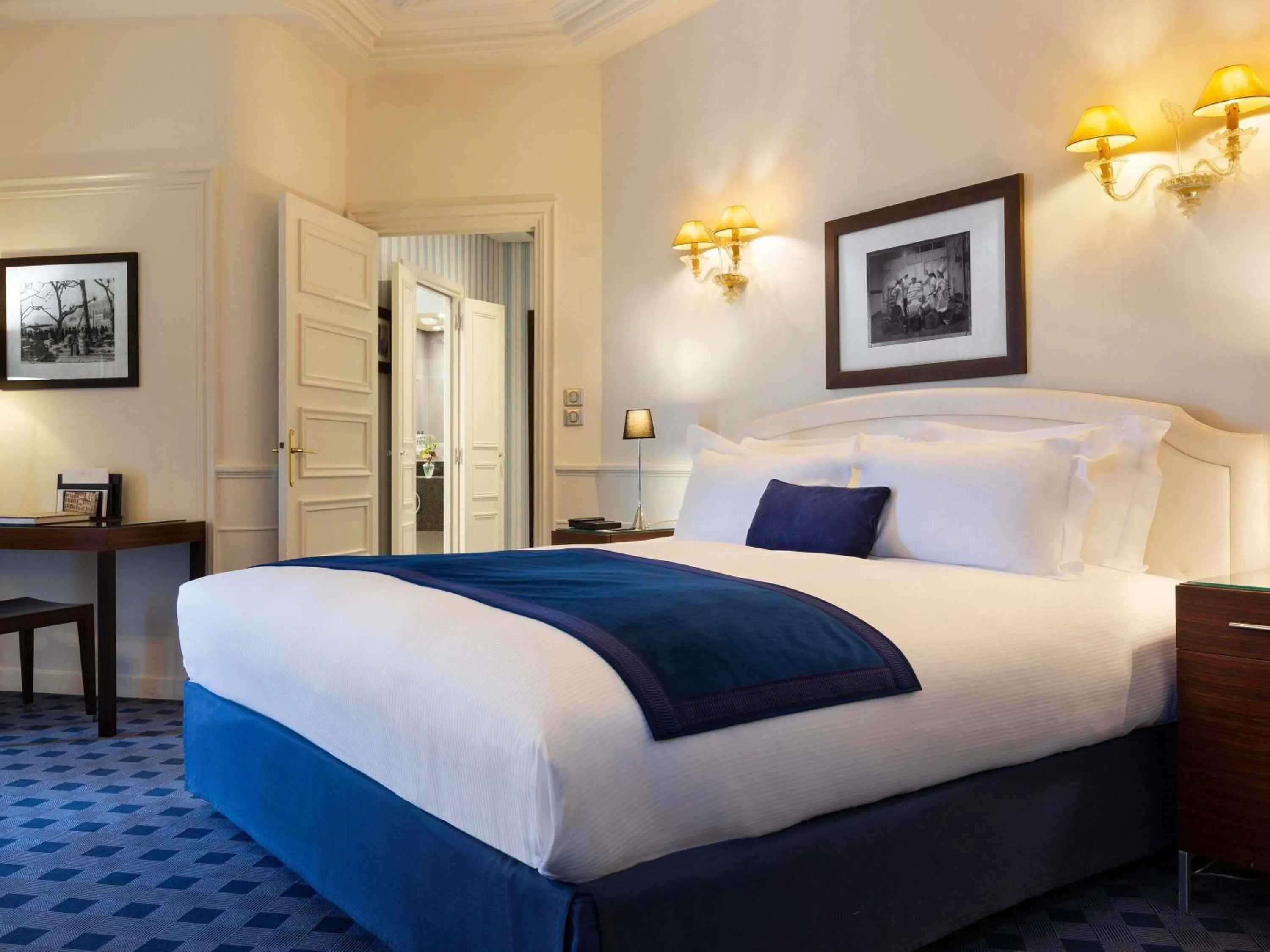 Bedroom, Bed in Le Royal Hotel Lyon - MGallery Collection