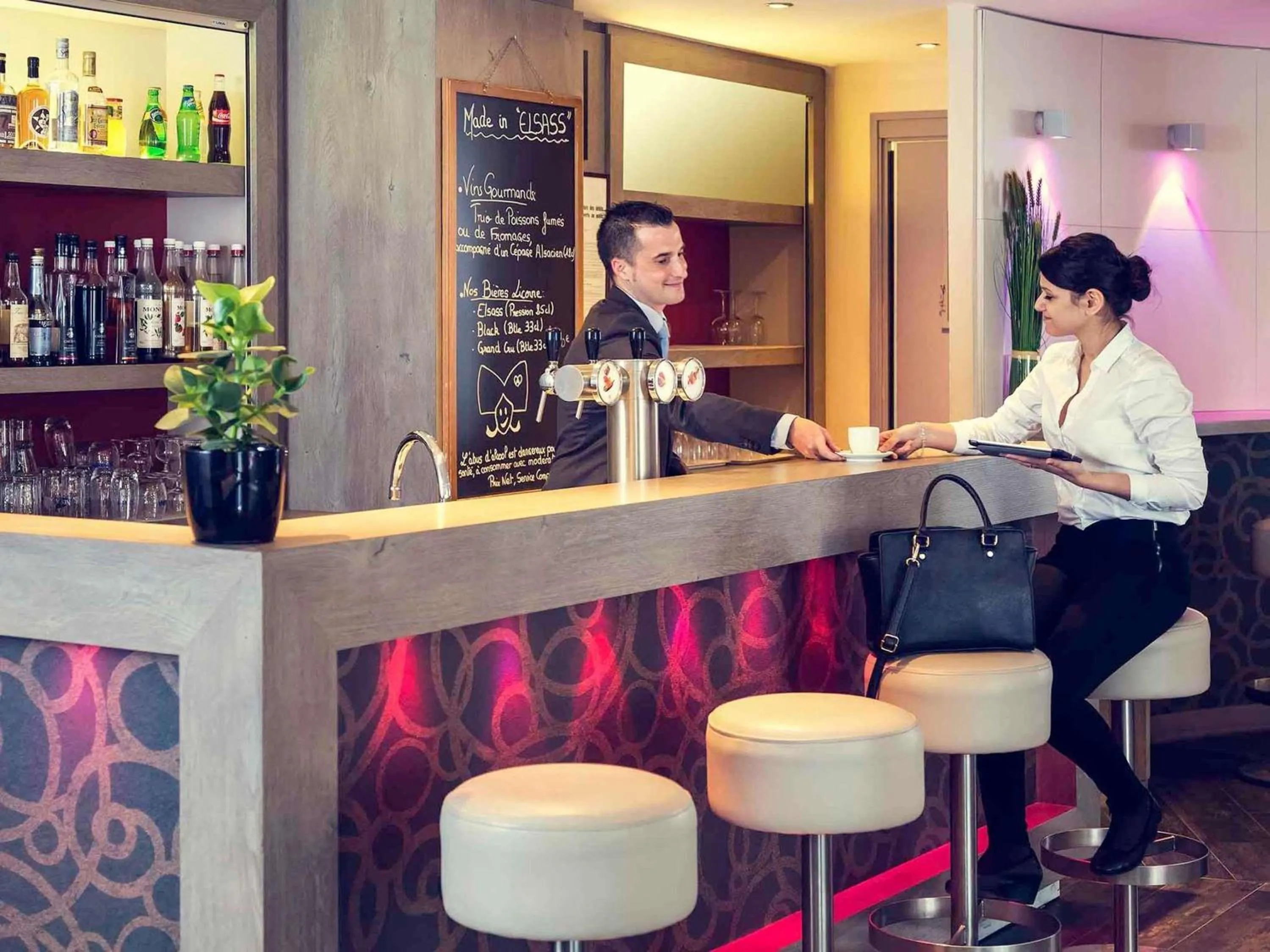 Lounge or bar in Mercure Strasbourg Aéroport