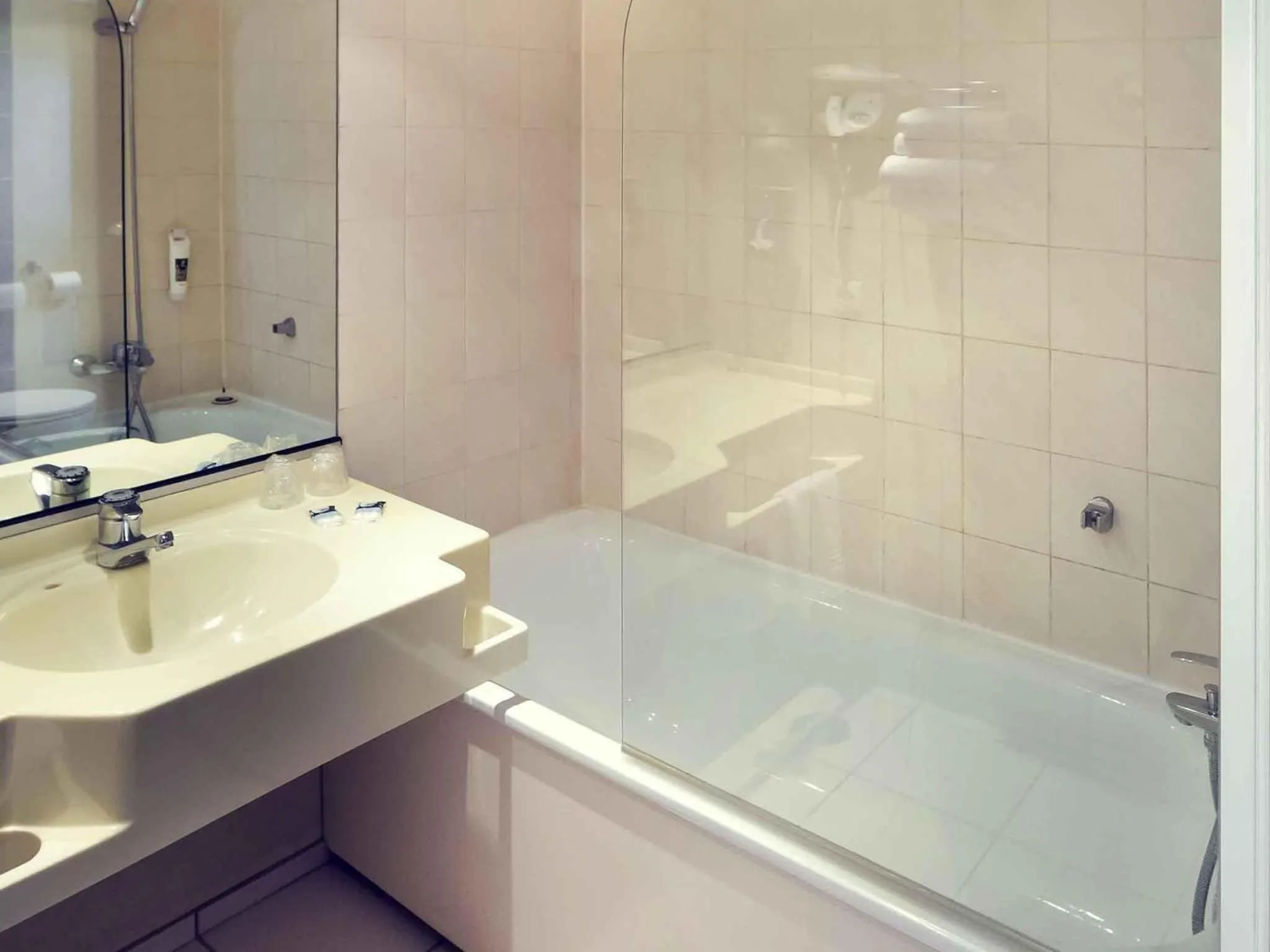 Bedroom in Mercure Strasbourg Aéroport