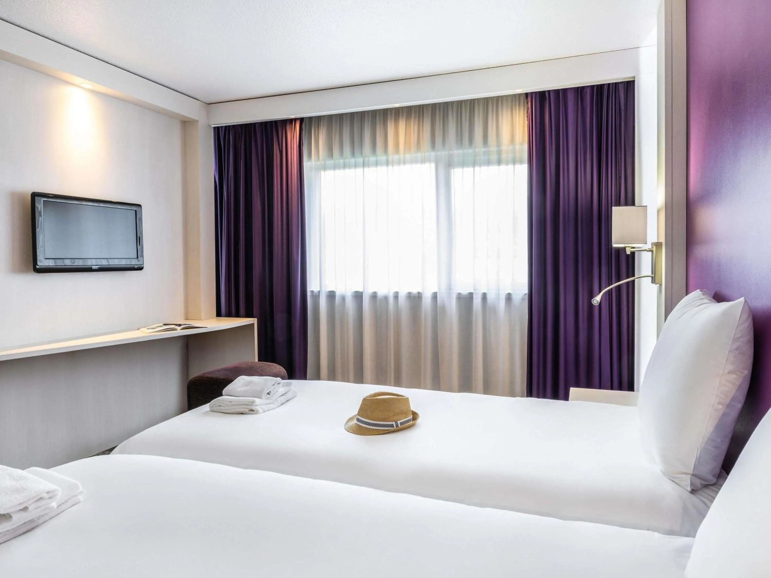 Bedroom, Bed in Mercure Strasbourg Aéroport