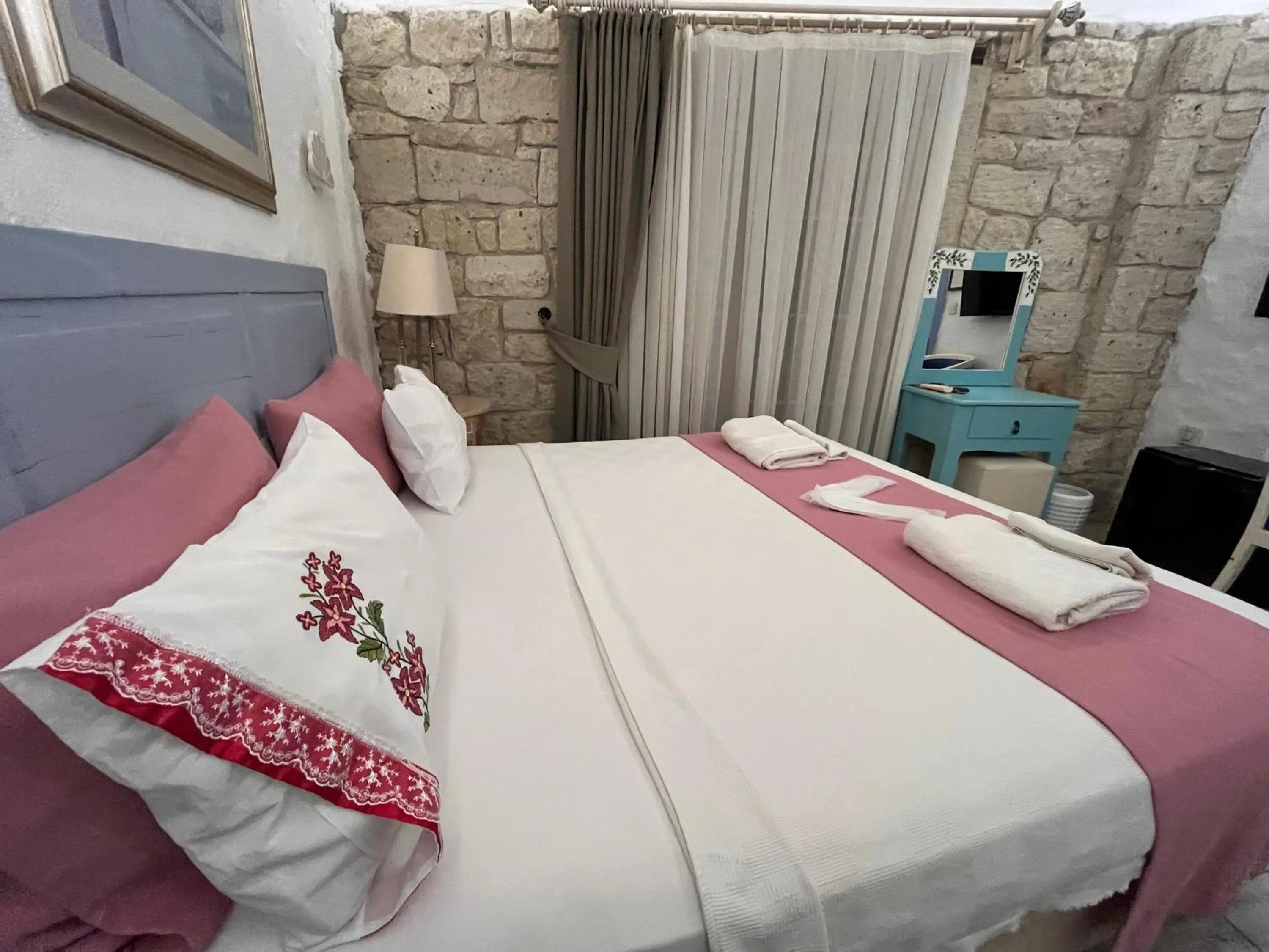 Photo of the whole room, Bed in Alacati Asmali Konak Hotel