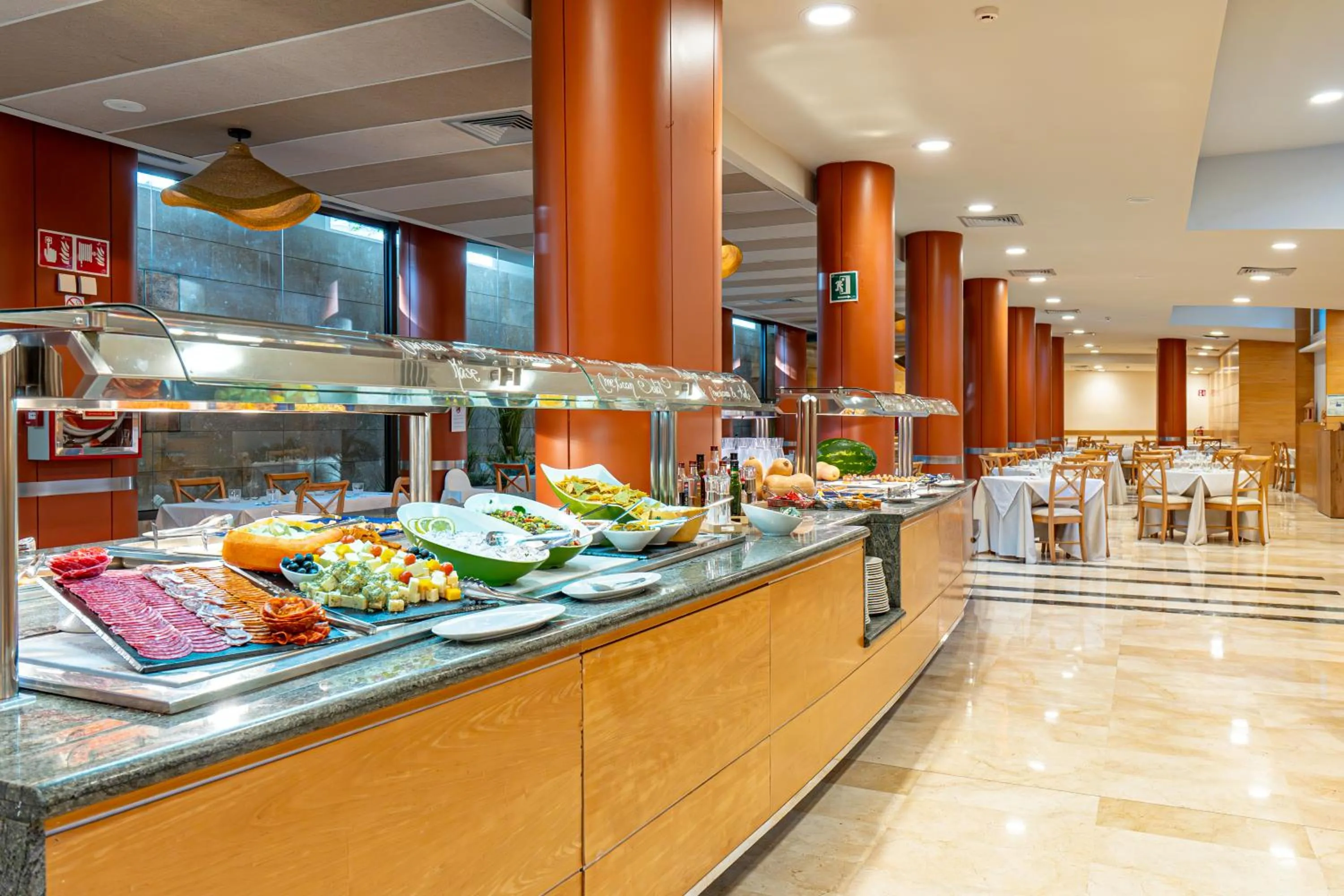 Food and drinks in Hotel Rosella affiliated by Intelier