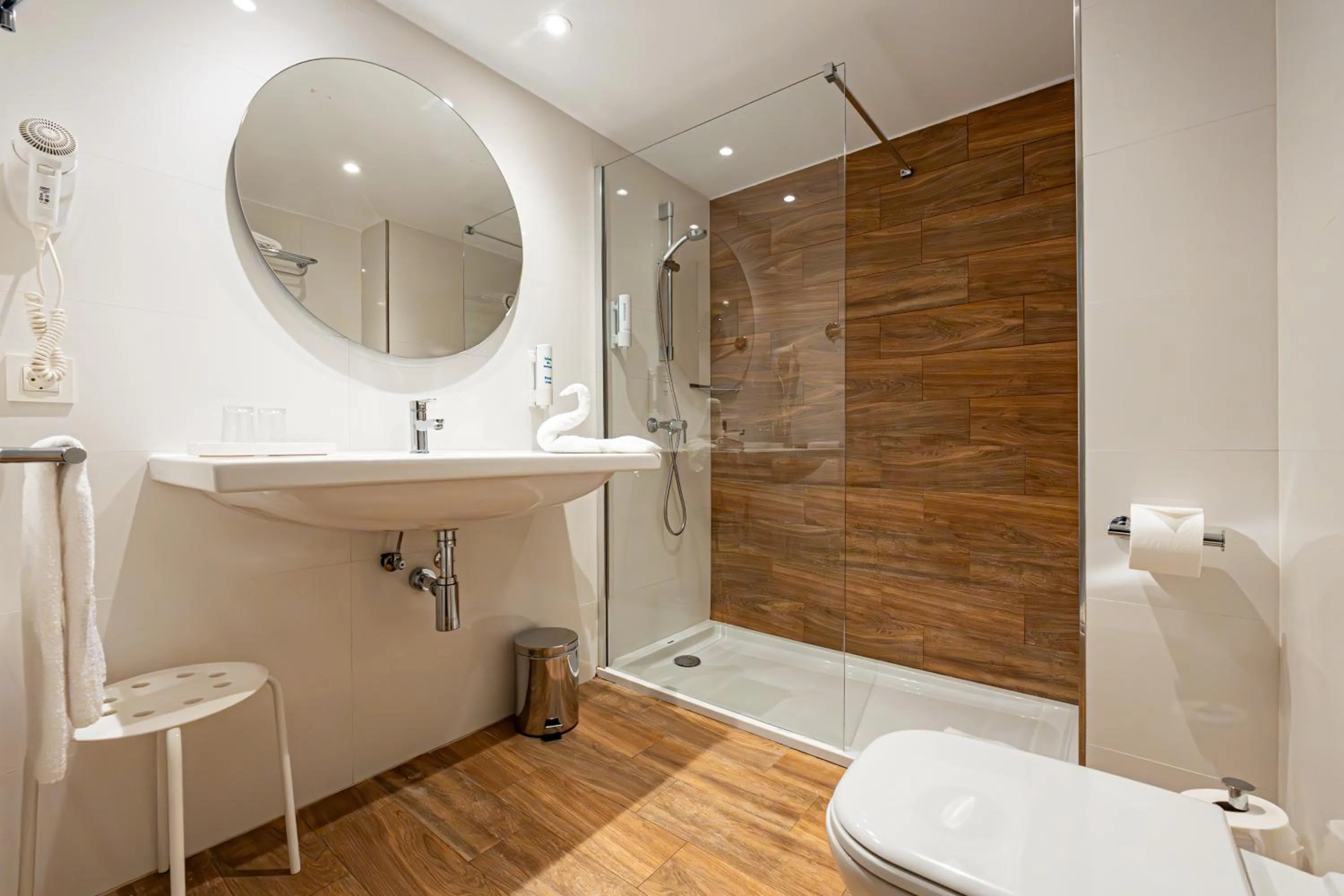 Shower in Hotel Rosella affiliated by Intelier