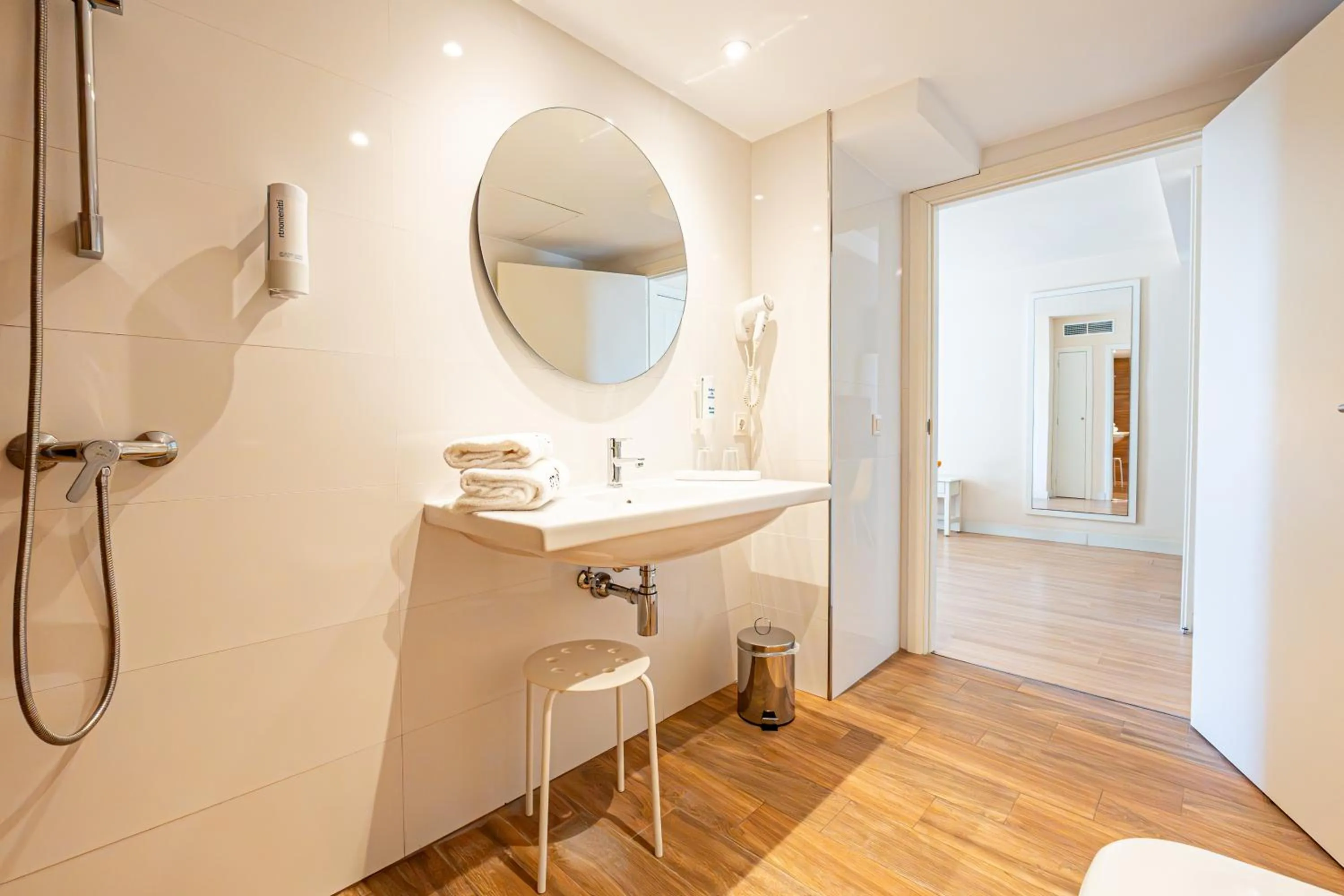 Shower in Hotel Rosella affiliated by Intelier