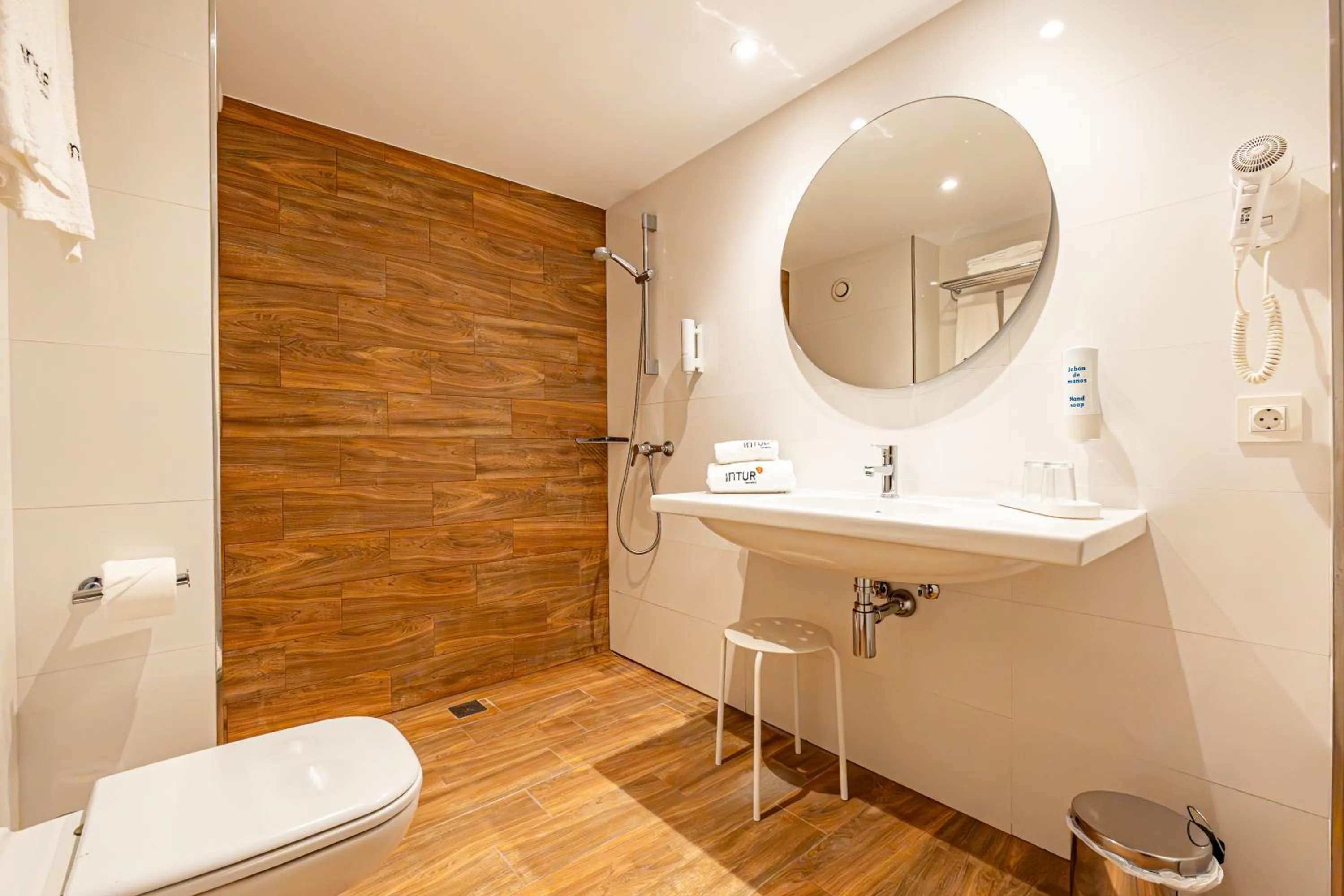 Shower in Hotel Rosella affiliated by Intelier