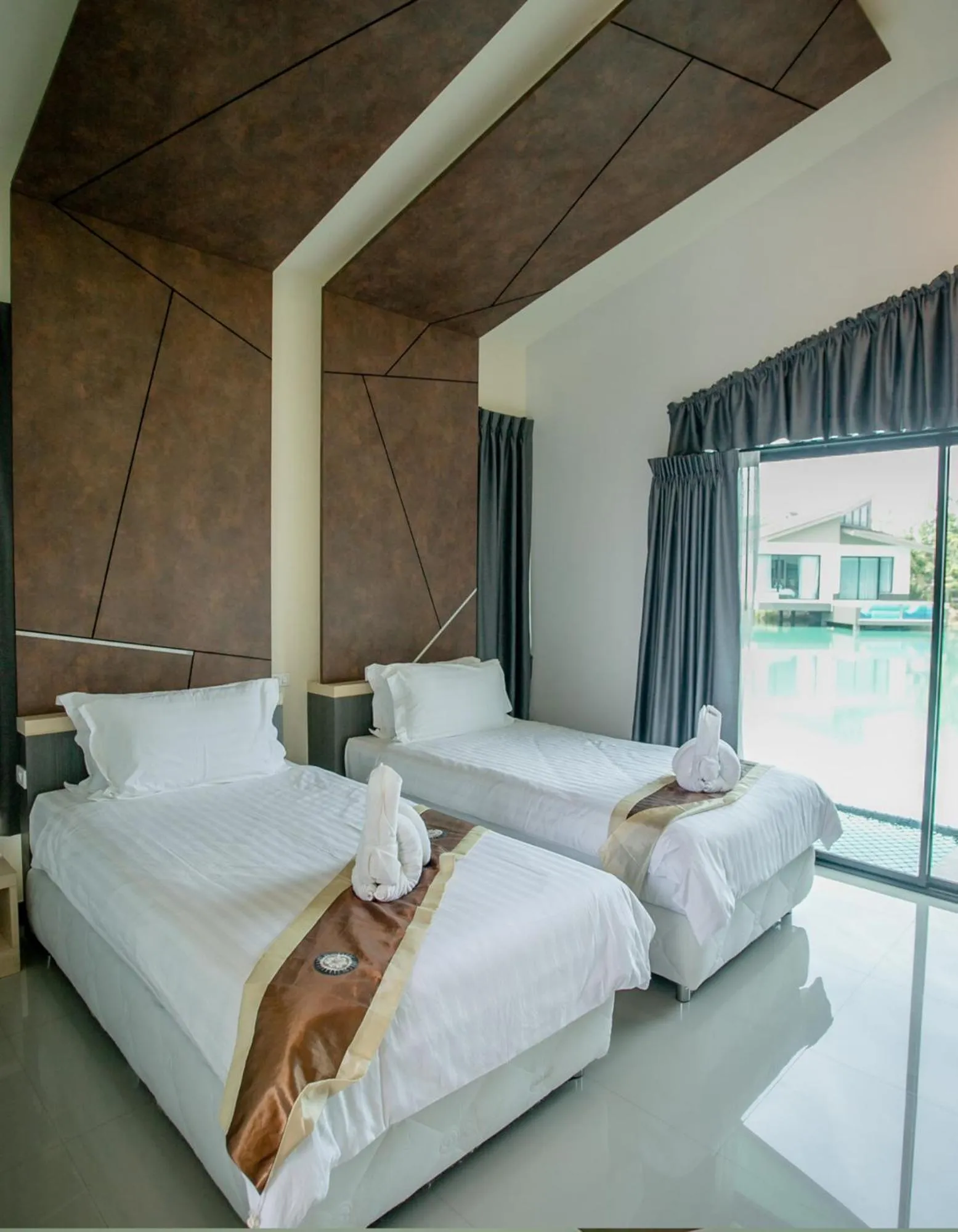 Bed in Boat House Boutique Riverside