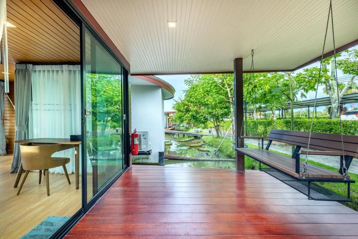 Boat House Boutique Riverside