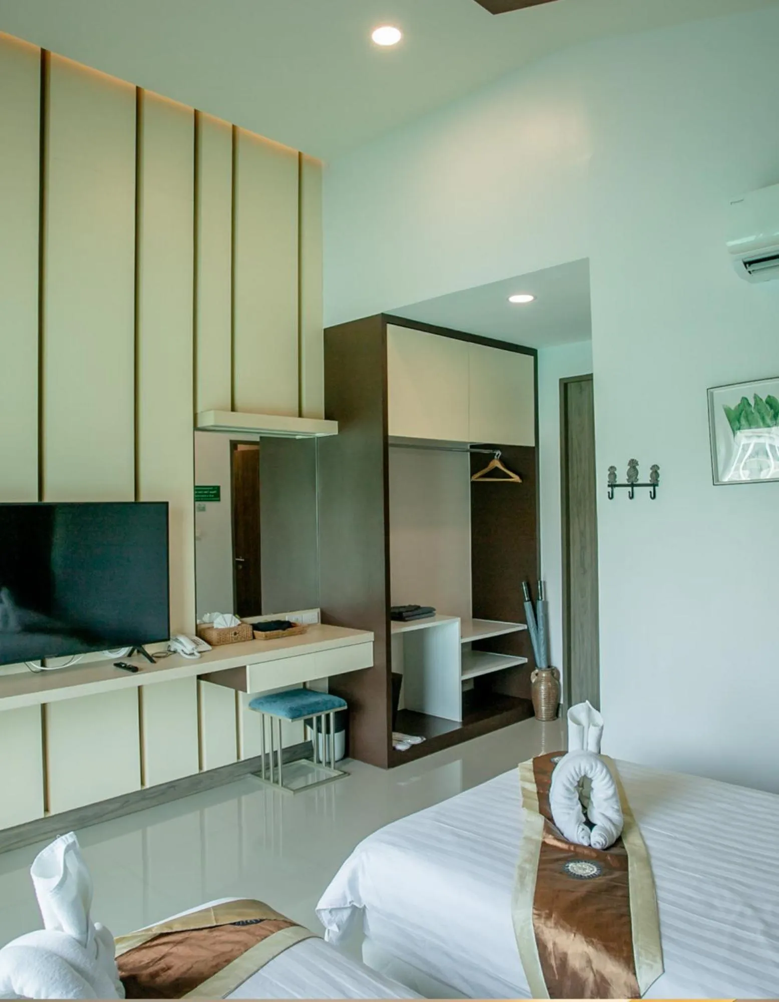 Bed in Boat House Boutique Riverside