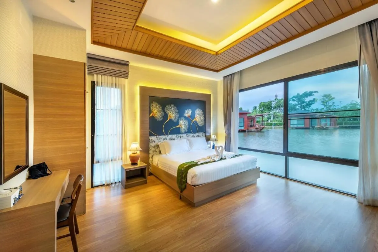 Bed in Boat House Boutique Riverside