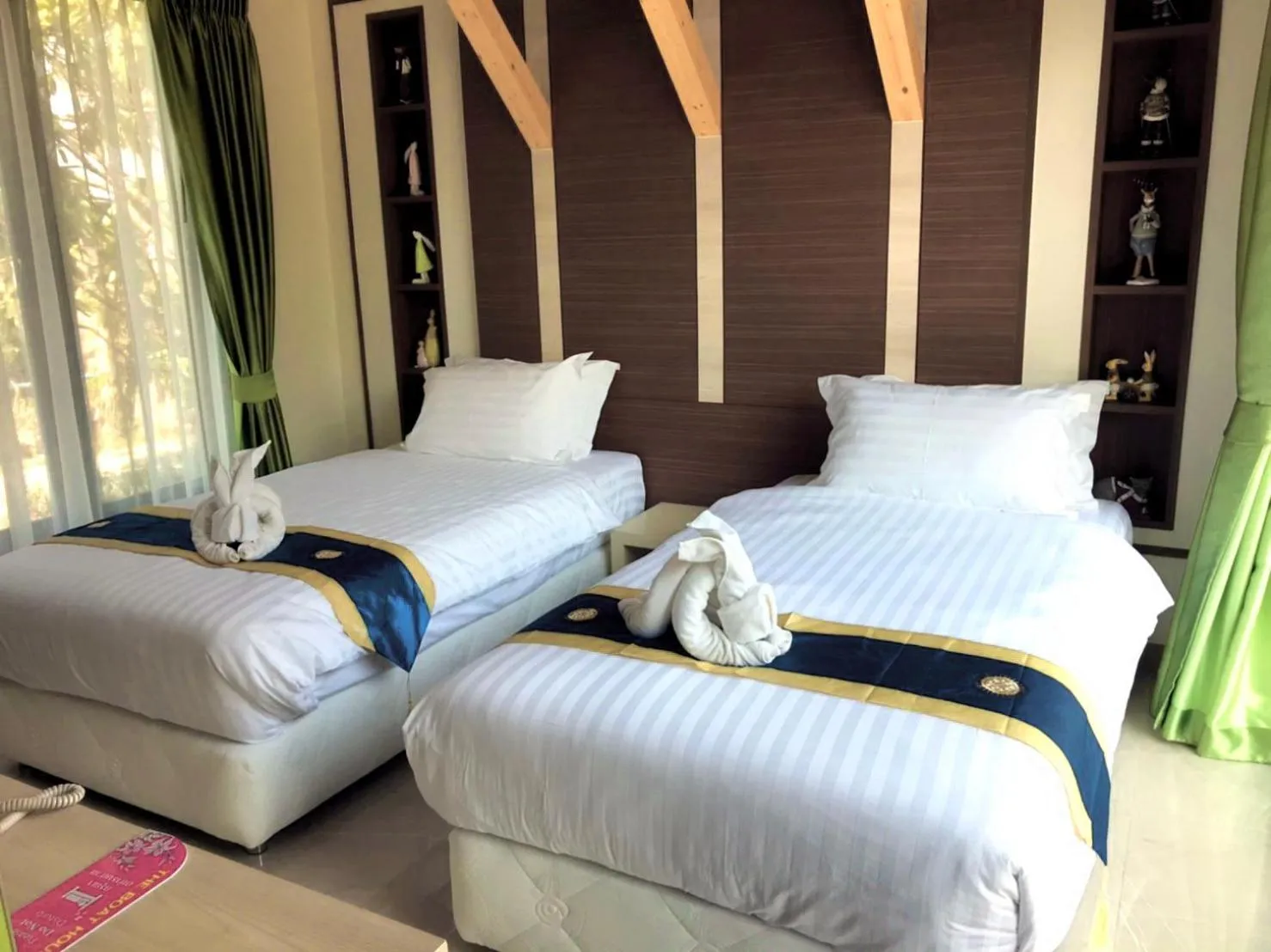 Bed in Boat House Boutique Riverside