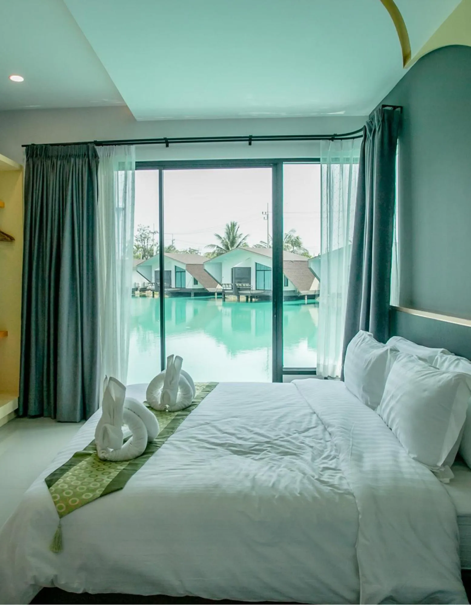 Bed in Boat House Boutique Riverside