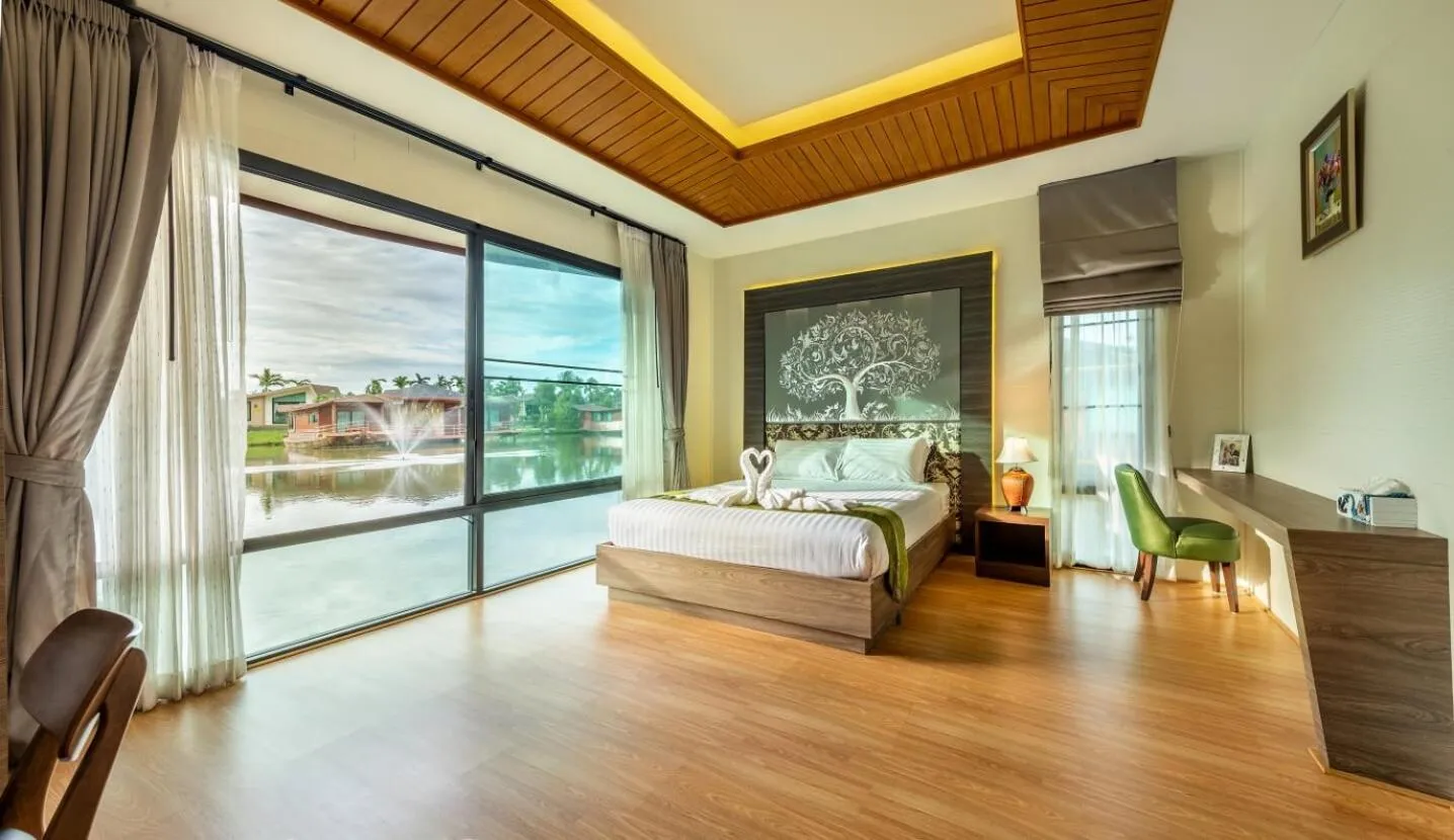 Bed in Boat House Boutique Riverside