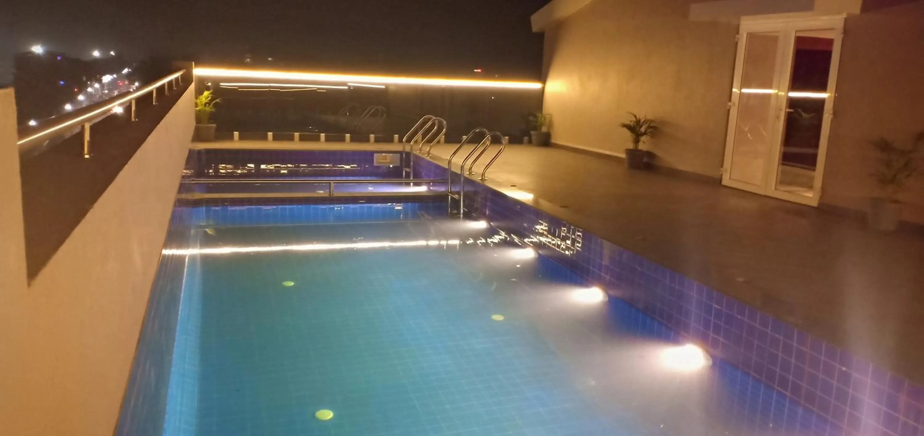 Swimming pool in Cosmique Clarks Inn Suites Goa