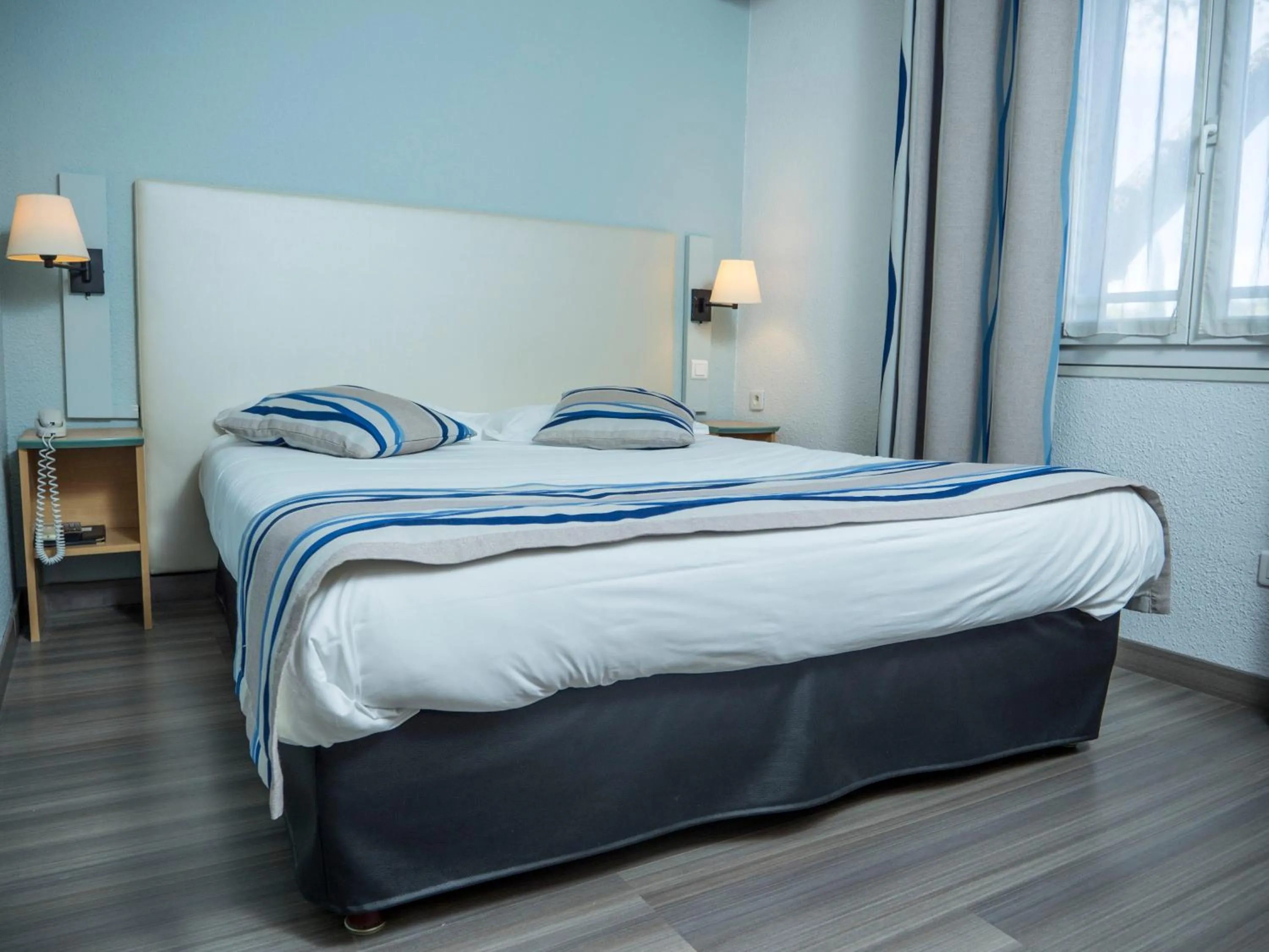 Bed in Logis Hotel Restaurant Uzès Pont du Gard