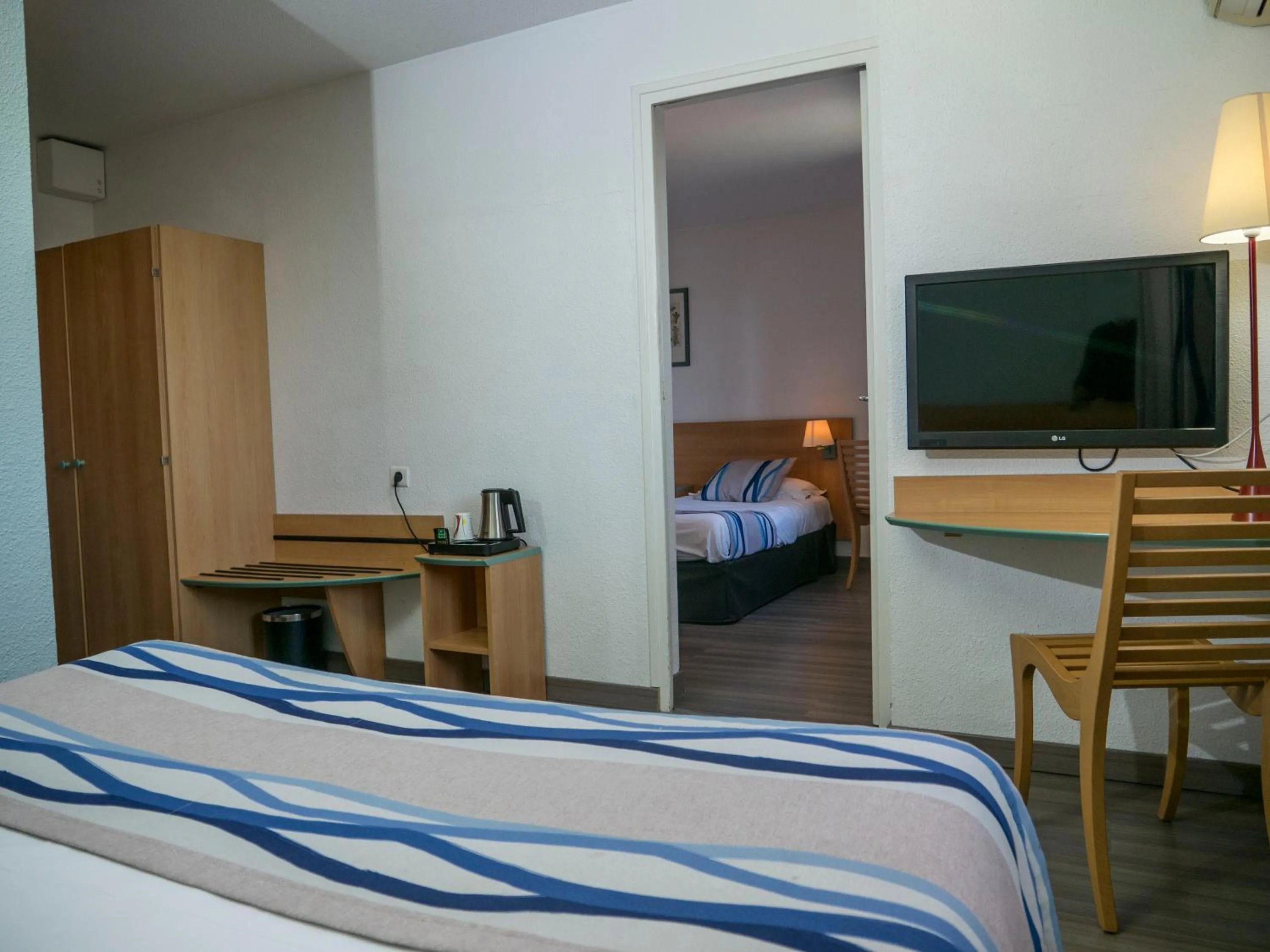 Bed in Logis Hotel Restaurant Uzès Pont du Gard