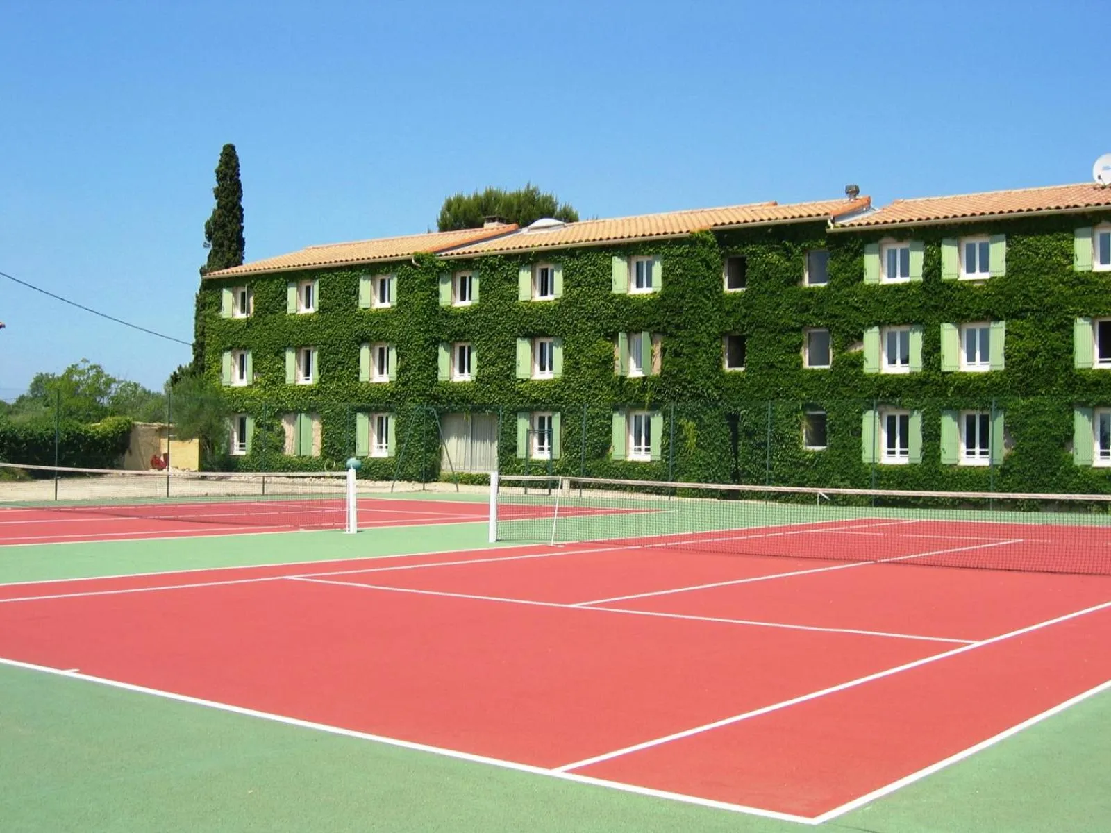 Tennis court in Logis Hotel Restaurant Uzès Pont du Gard