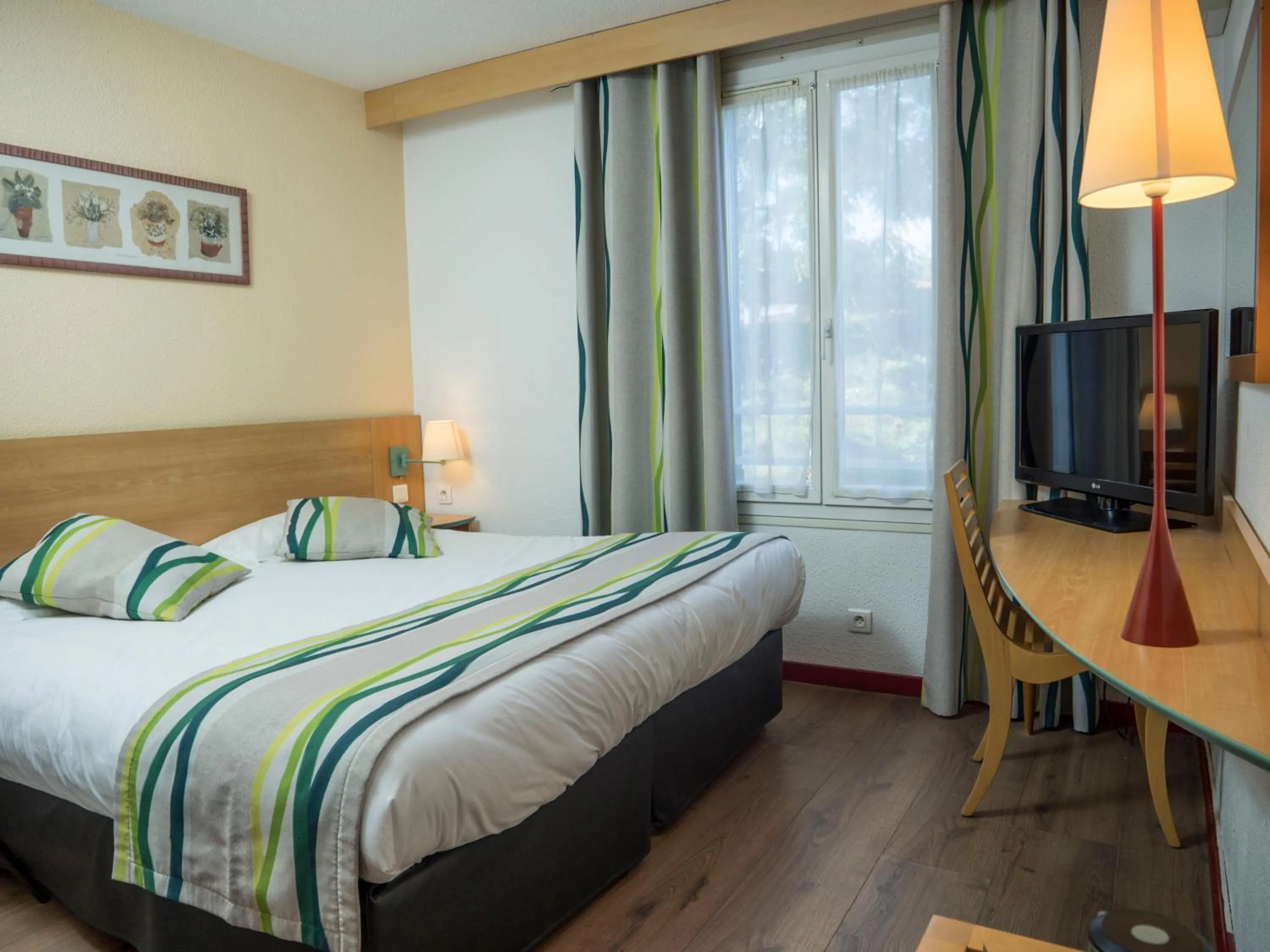 Bed in Logis Hotel Restaurant Uzès Pont du Gard