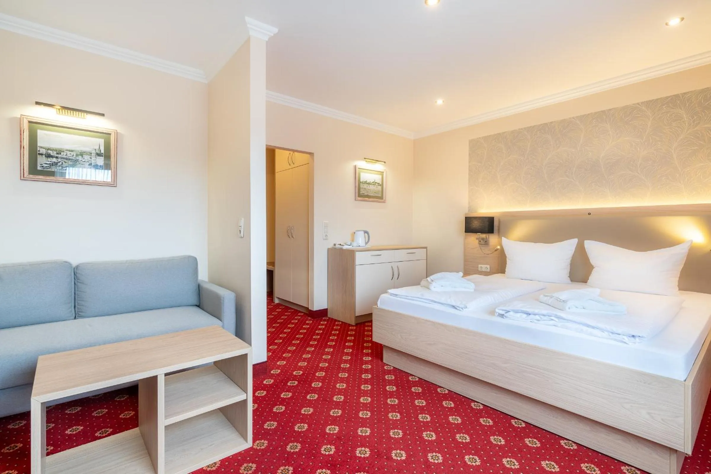 Living room, Bed in Hotel am Gothensee