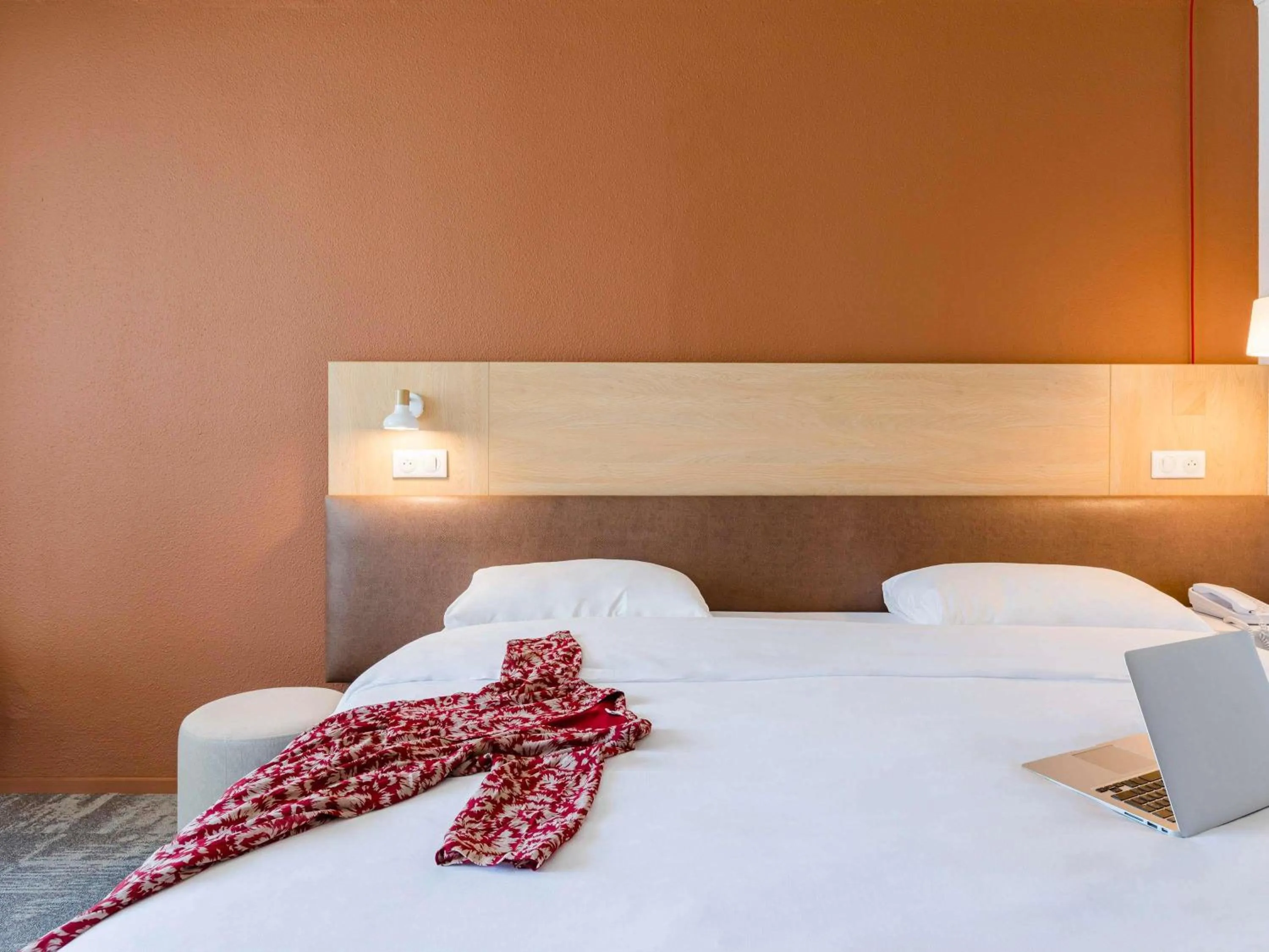 Bedroom, Bed in ibis Styles Aix les Bains Domaine de Marlioz