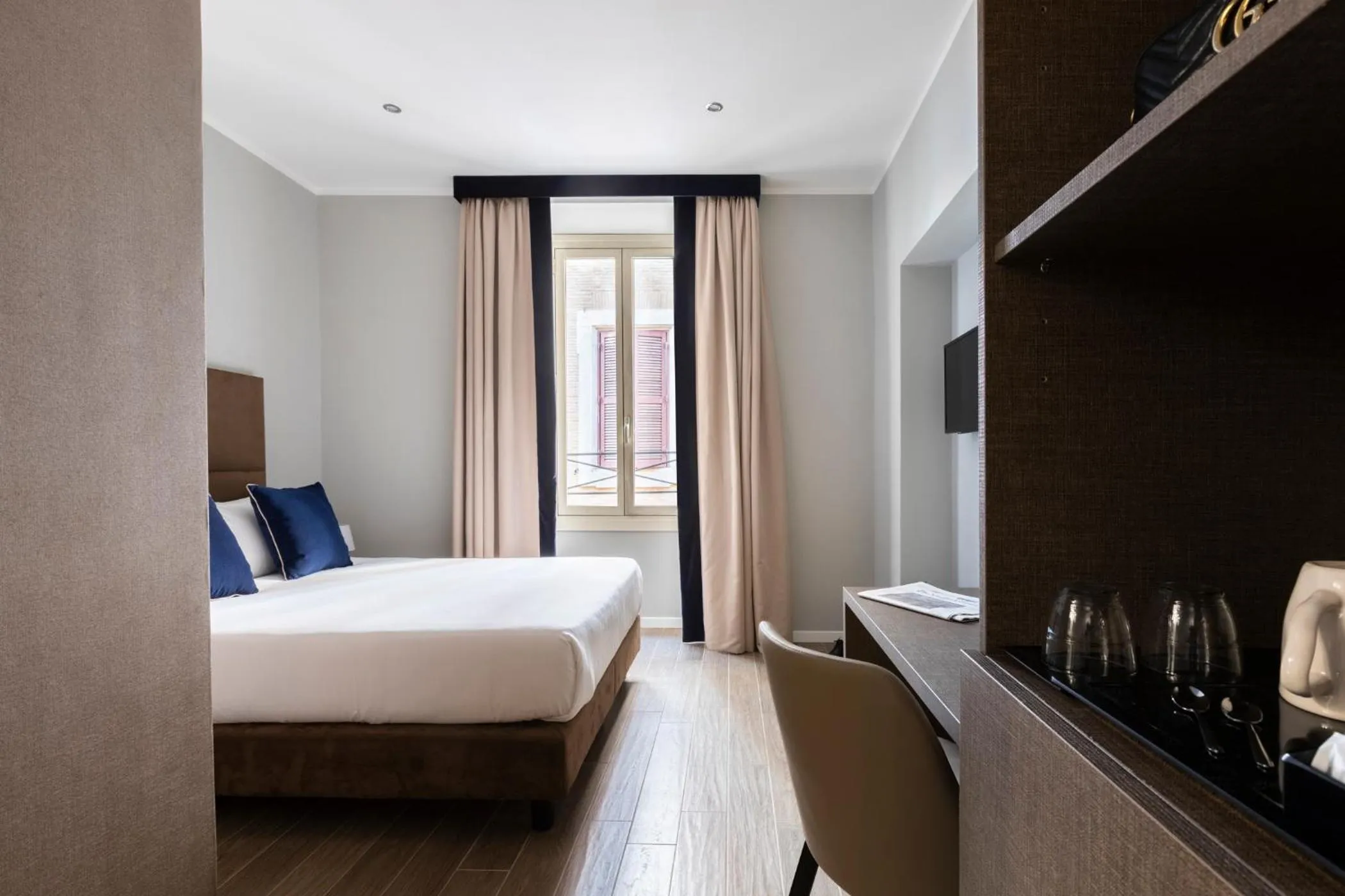 Bed in Giubbonari Suites