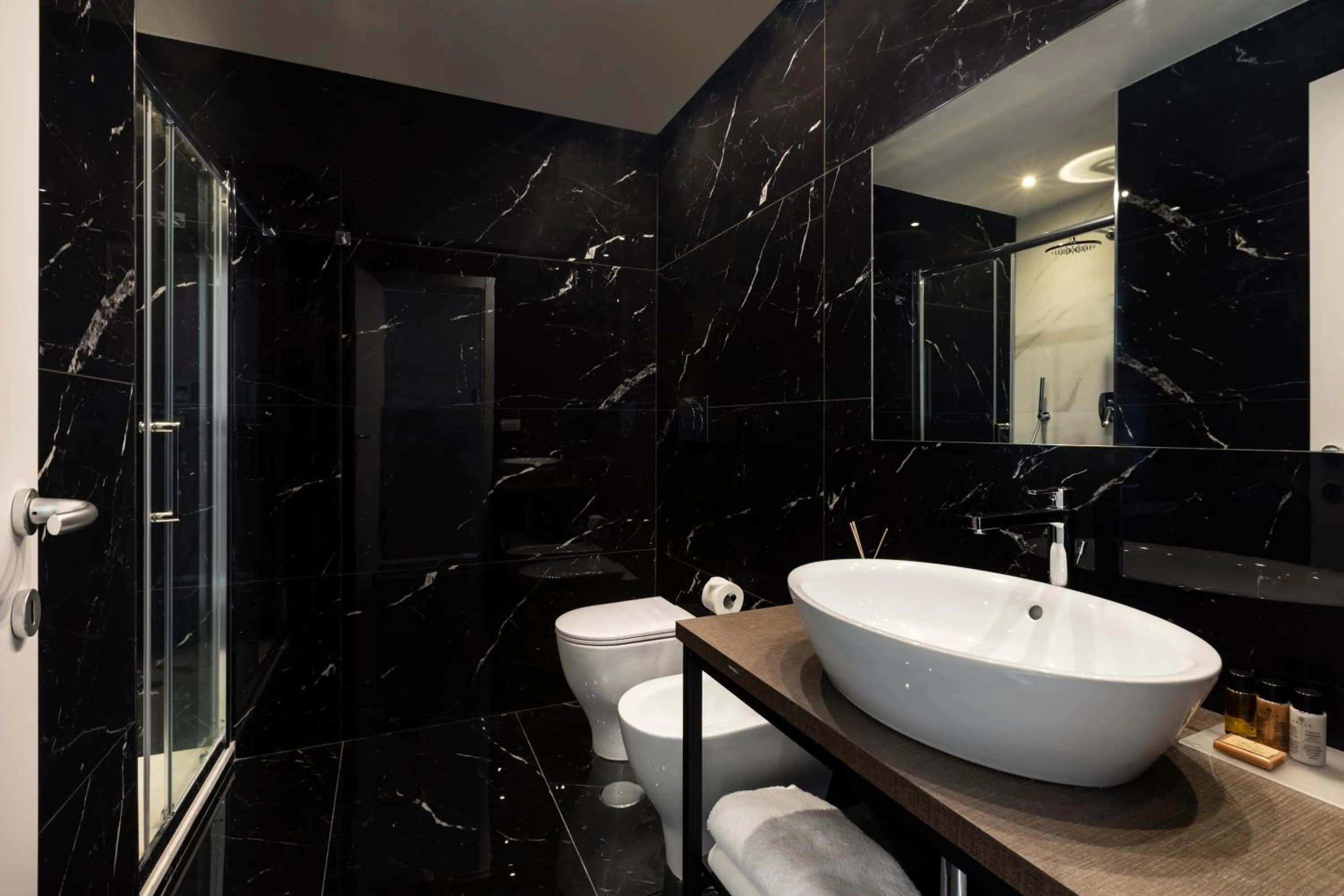 Bathroom in Giubbonari Suites