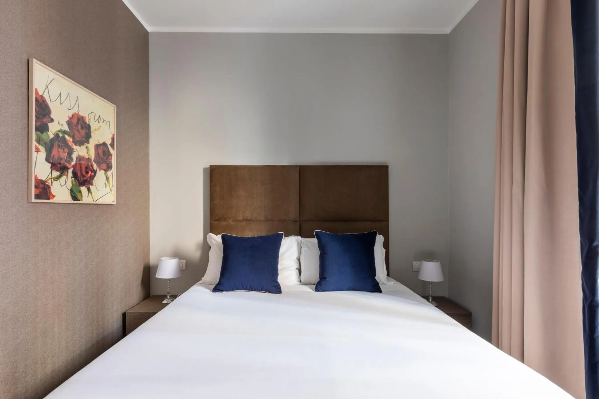 Bed in Giubbonari Suites