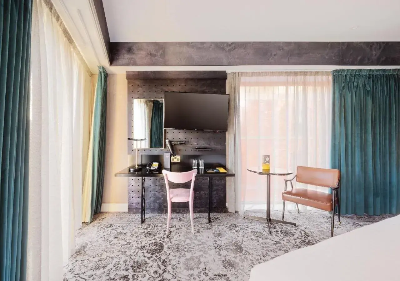 Standard Queen Room with Balcony in voco Manchester - City Centre by IHG Standard Queen Room with Balcony in voco Manchester - City Centre by IHG