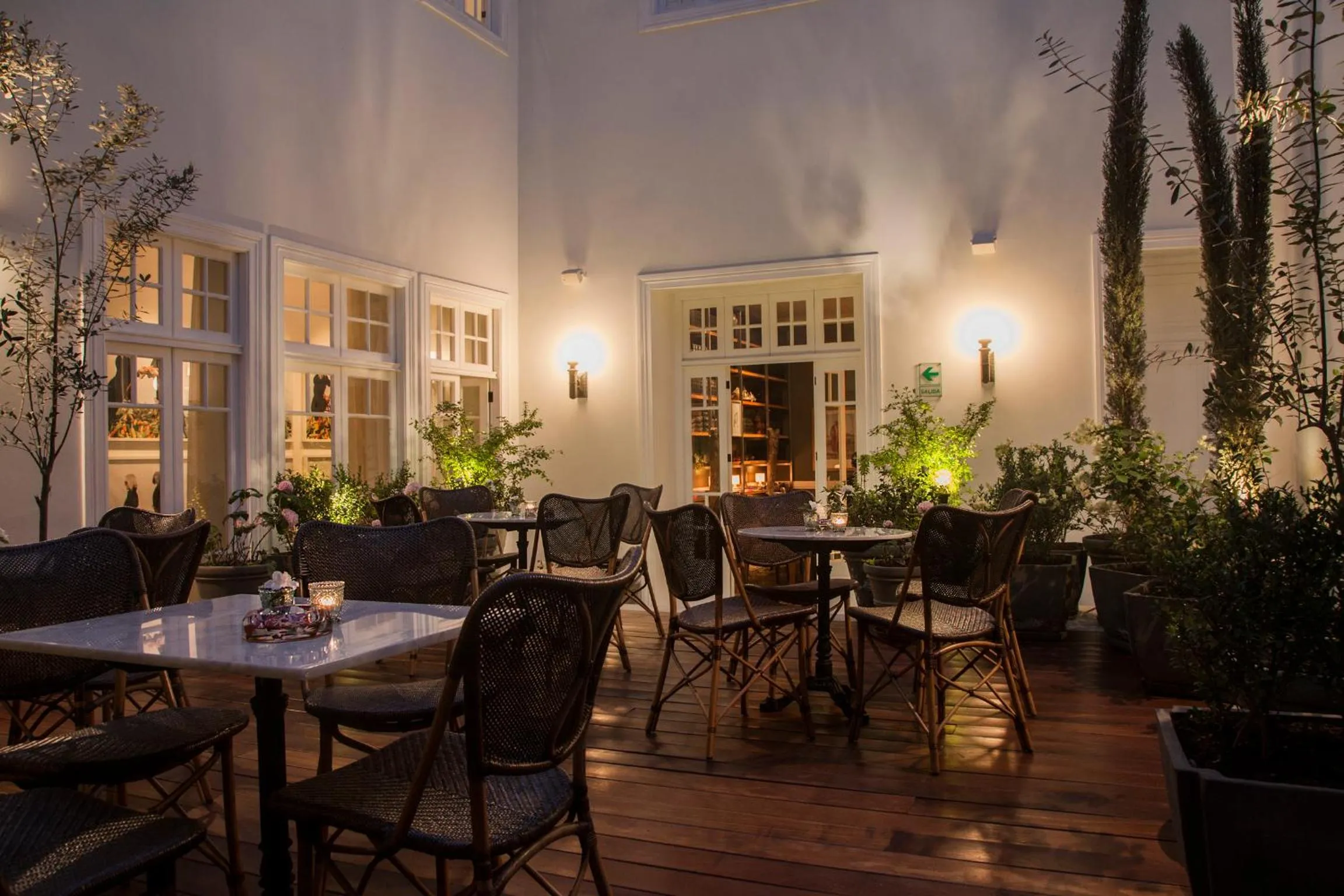 Restaurant/places to eat in Hotel B