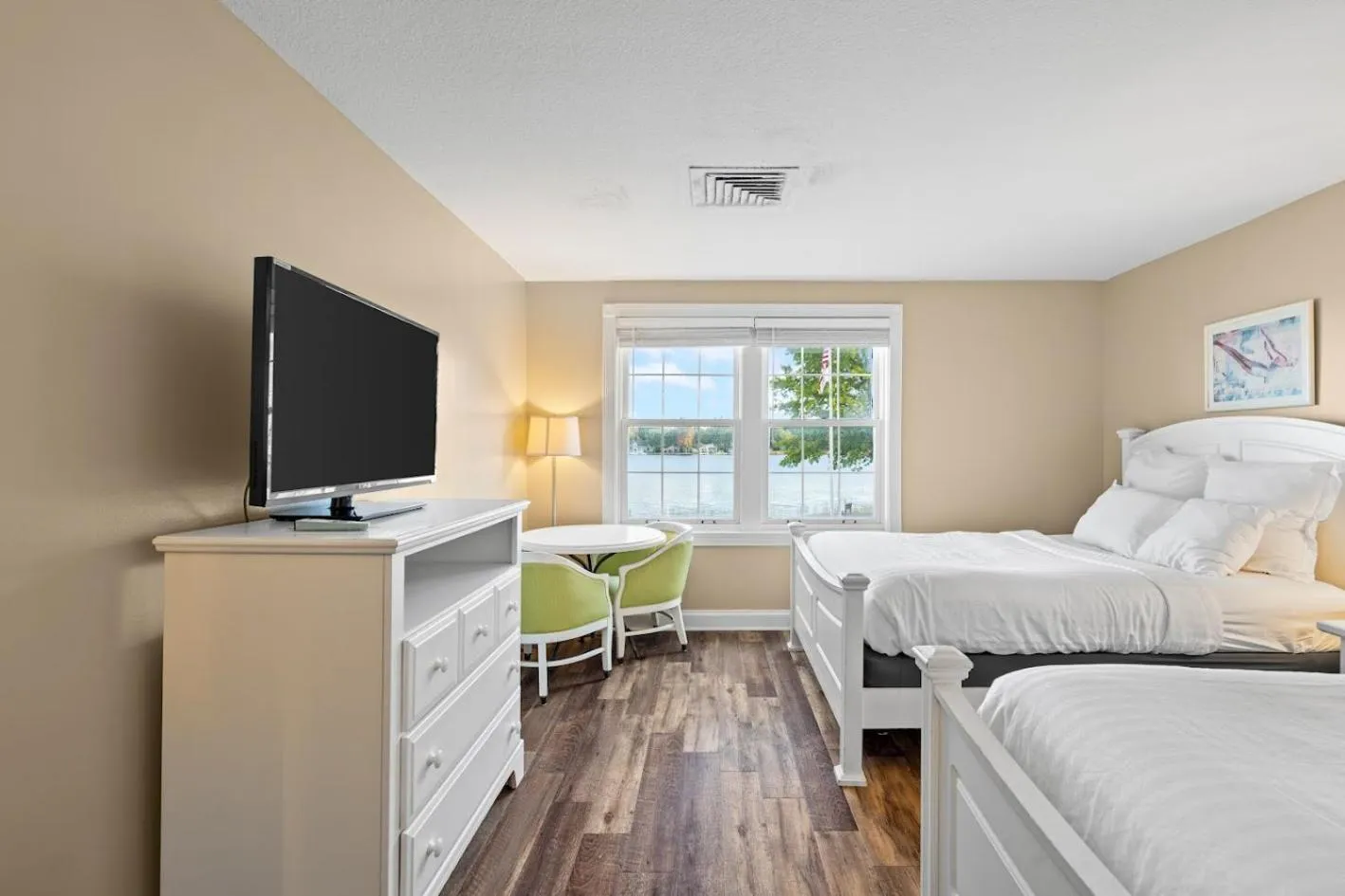 Photo of the whole room, Bed in Oakwood Resort