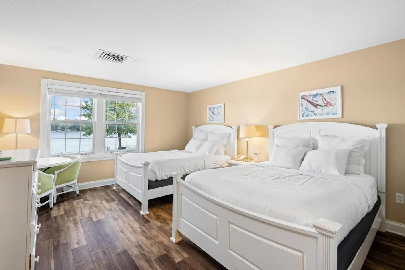 Photo of the whole room, Bed in Oakwood Resort