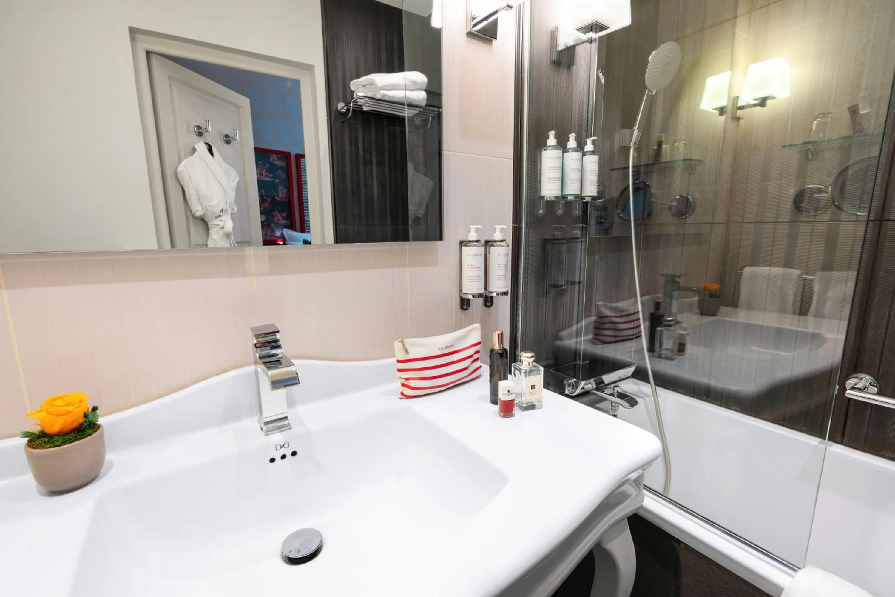 Bathroom in Le Stendhal Place Vendôme Hotel Paris - MGallery Collection