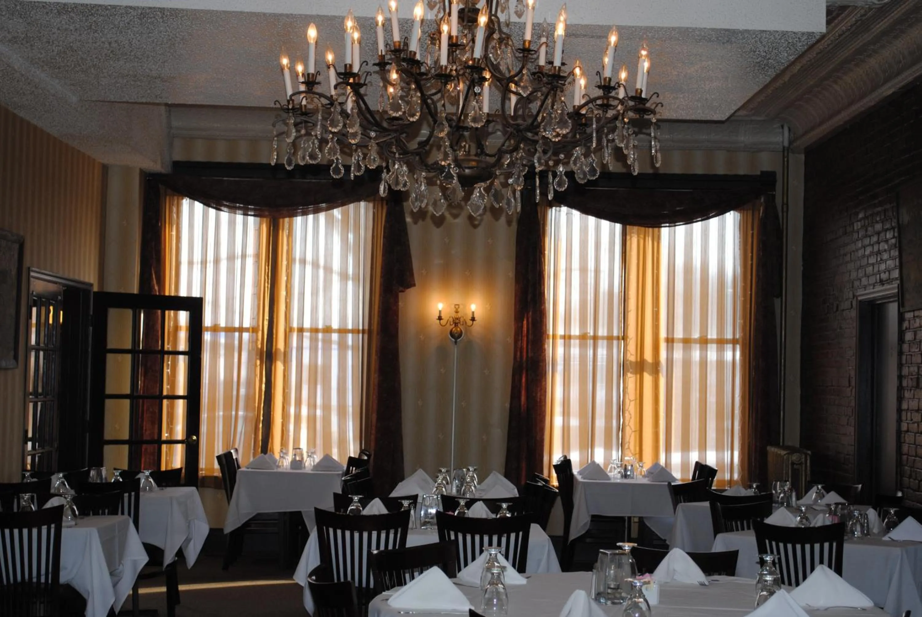 Restaurant/places to eat in Hotel Wayne