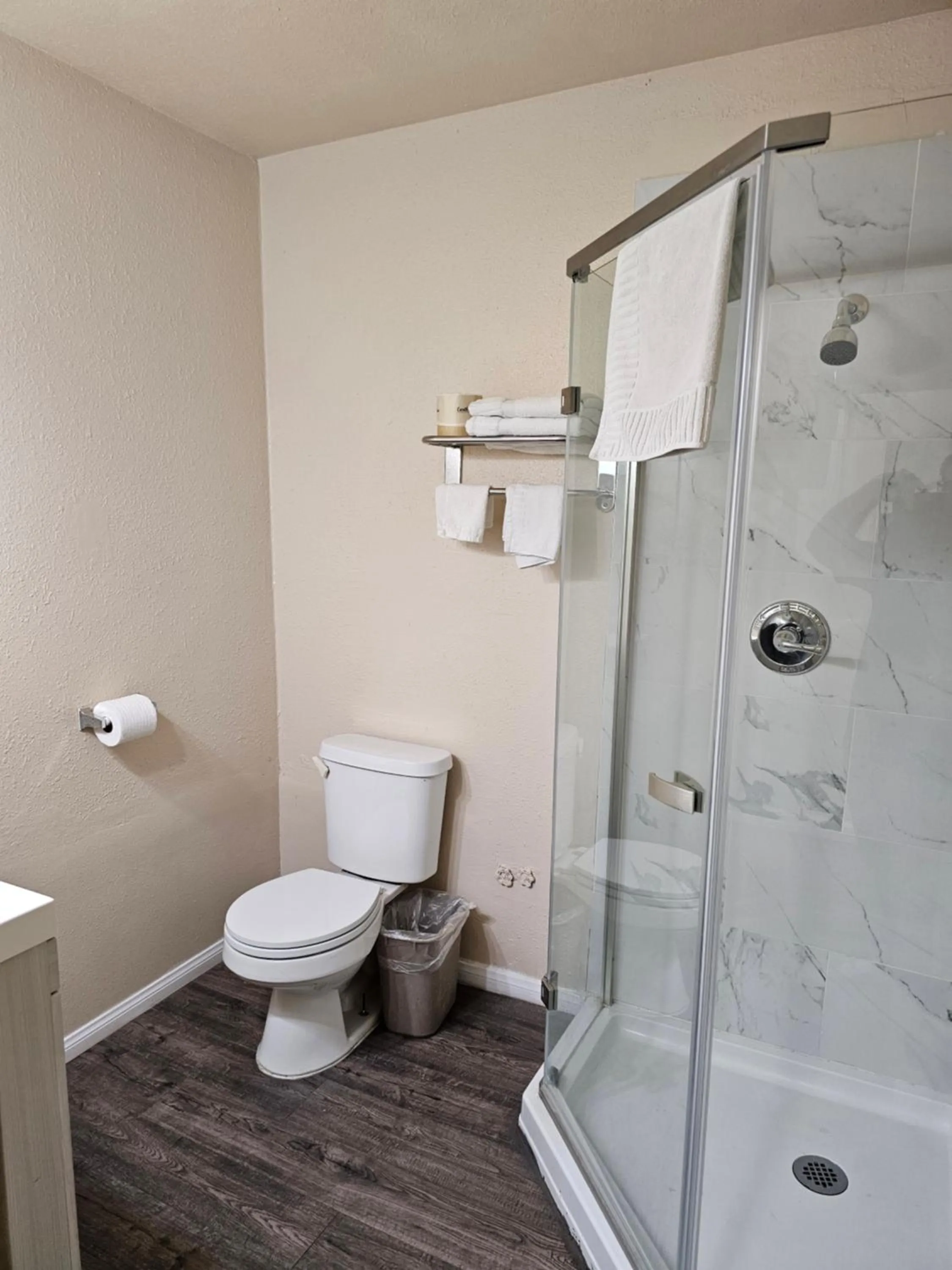 Bathroom in California Suites Motel