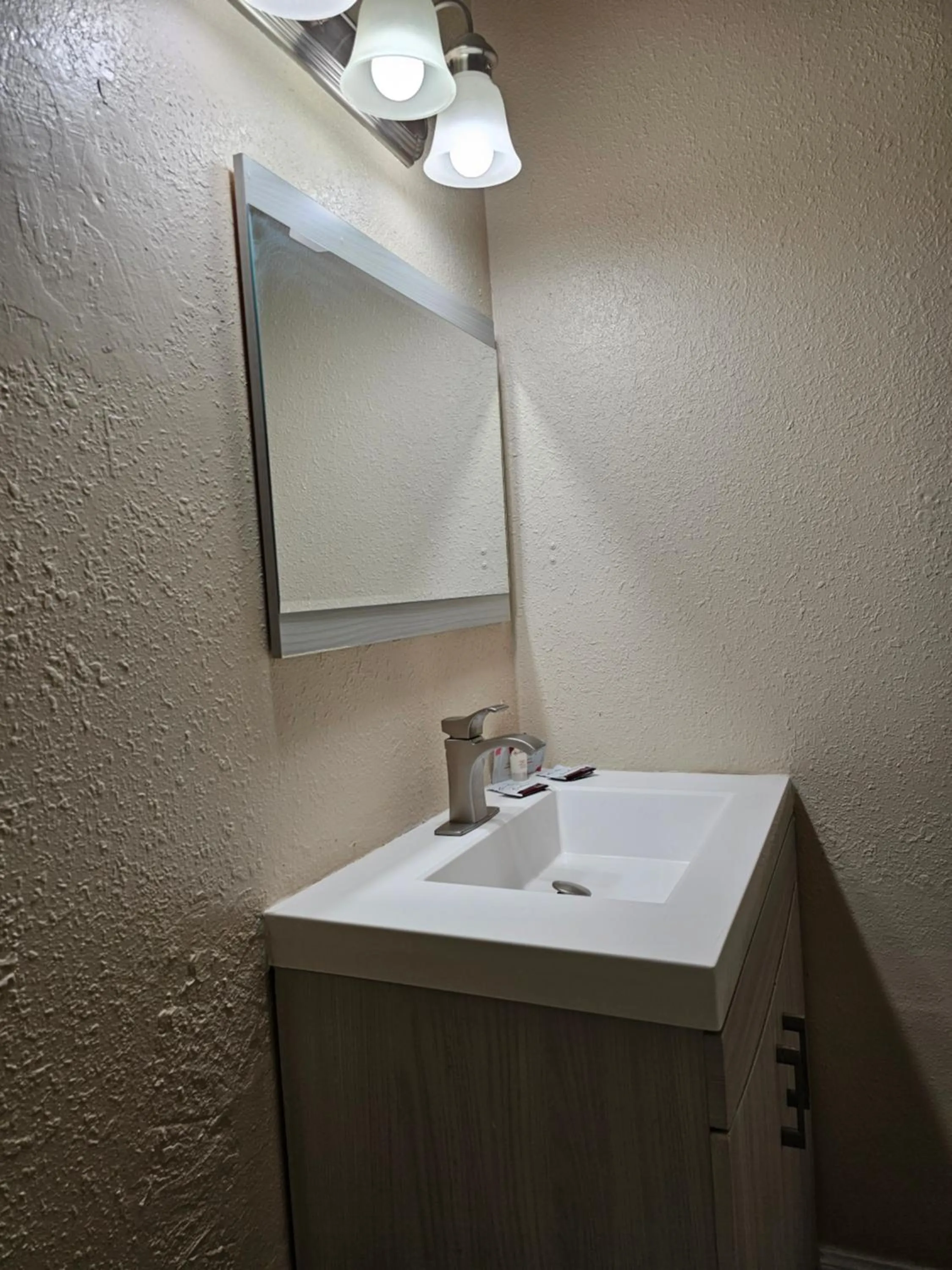 Bathroom in California Suites Motel