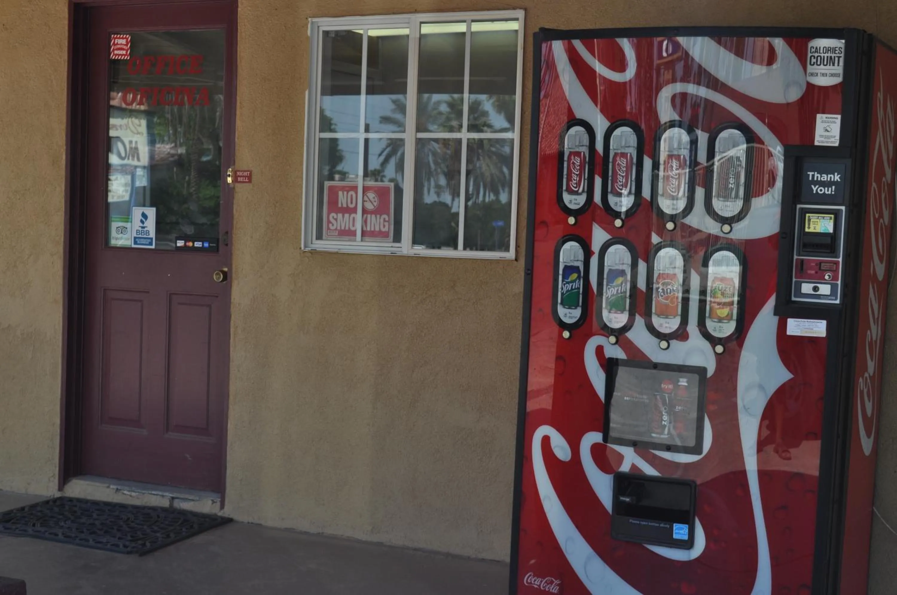 Facade/entrance in California Suites Motel