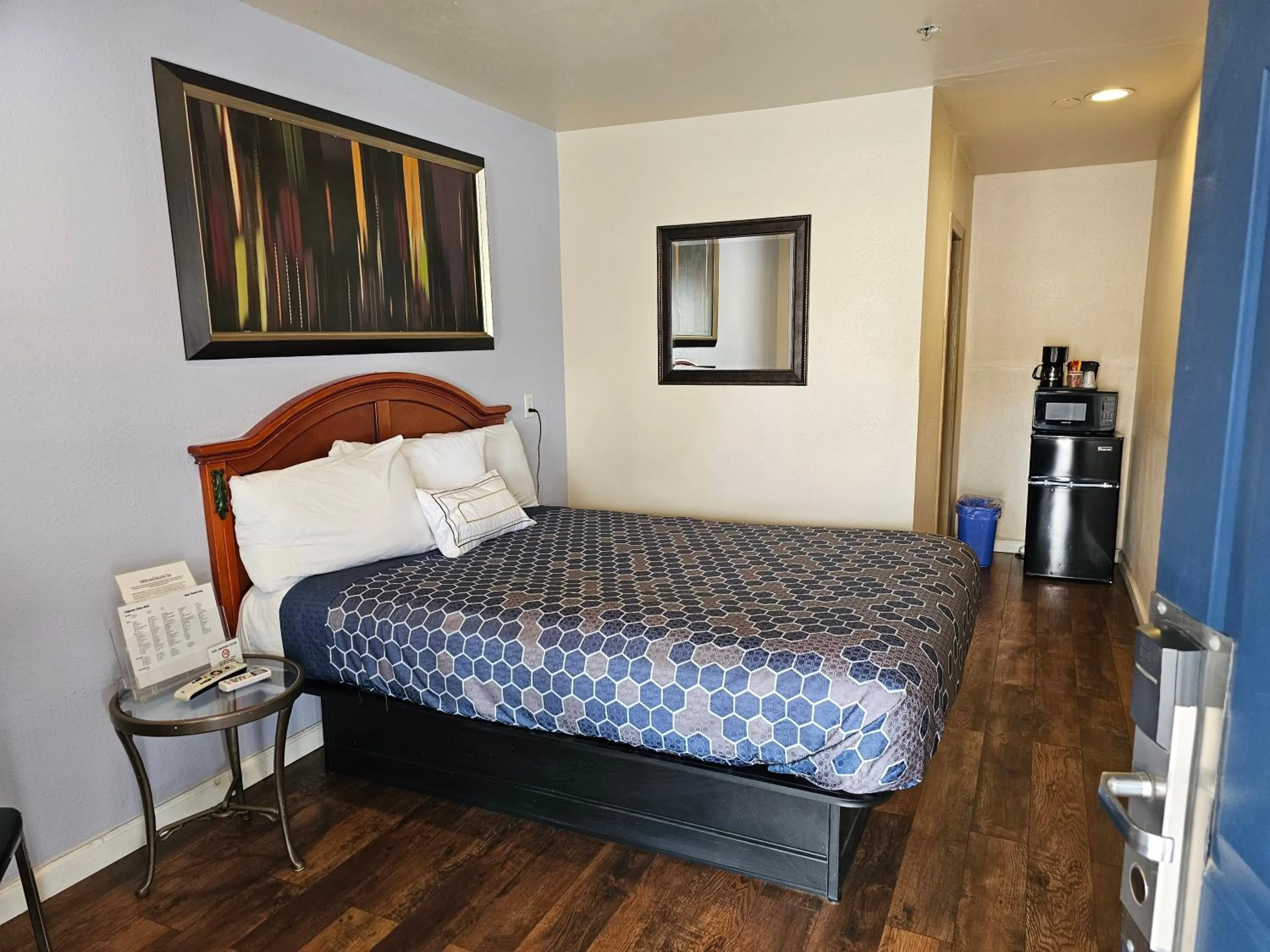 Photo of the whole room, Bed in California Suites Motel