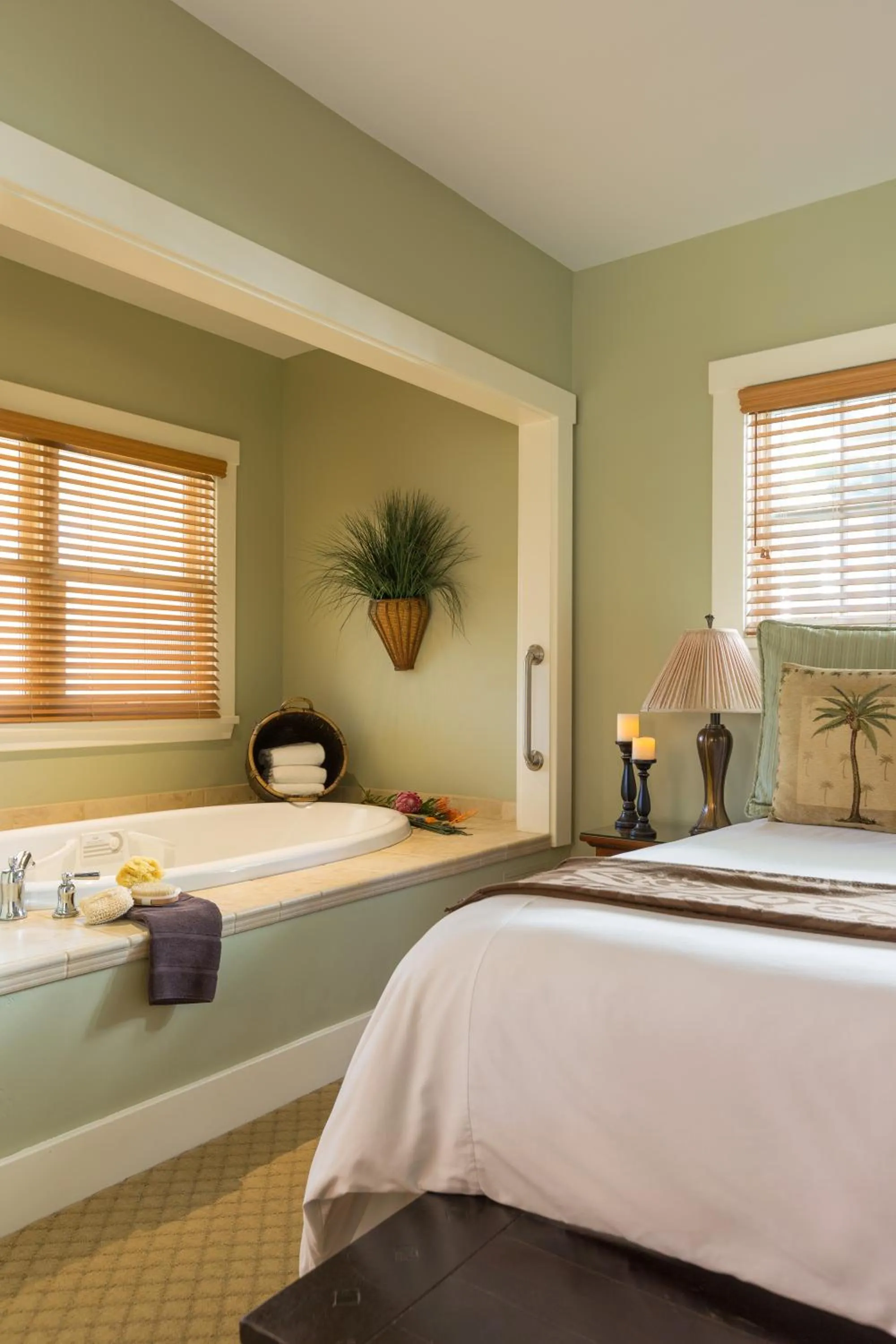 Bathroom, Bed in 1906 Lodge