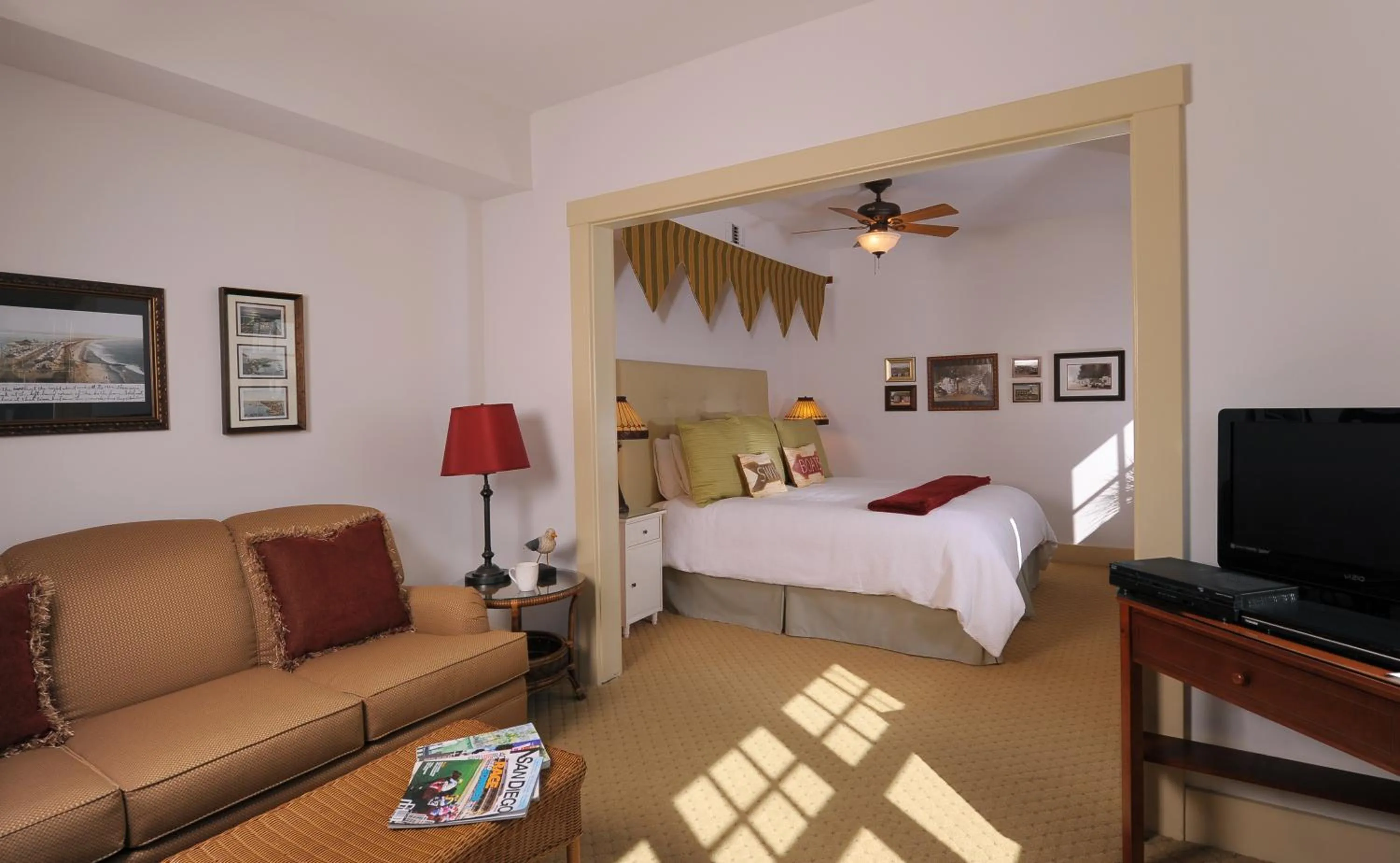 Seating area, Bed in 1906 Lodge