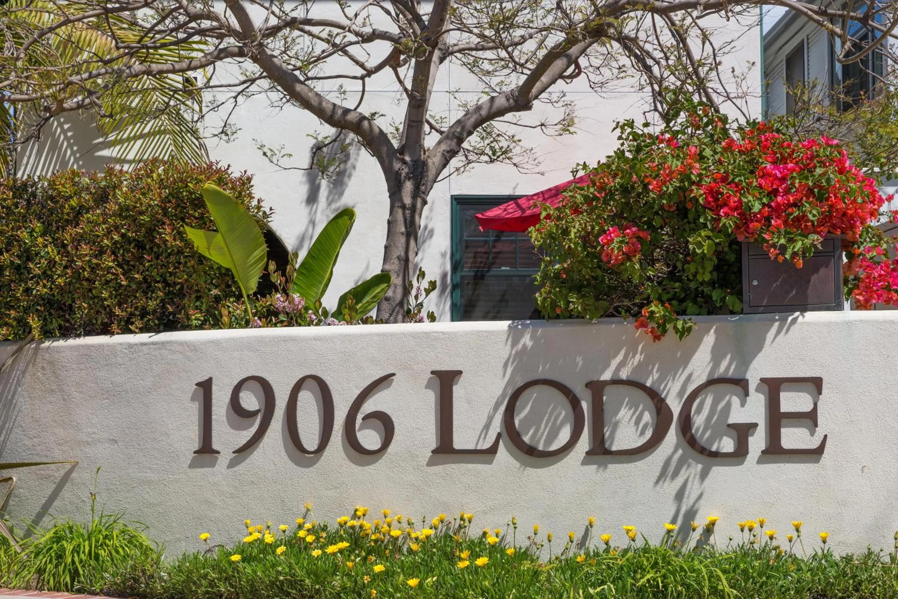 Facade/entrance in 1906 Lodge