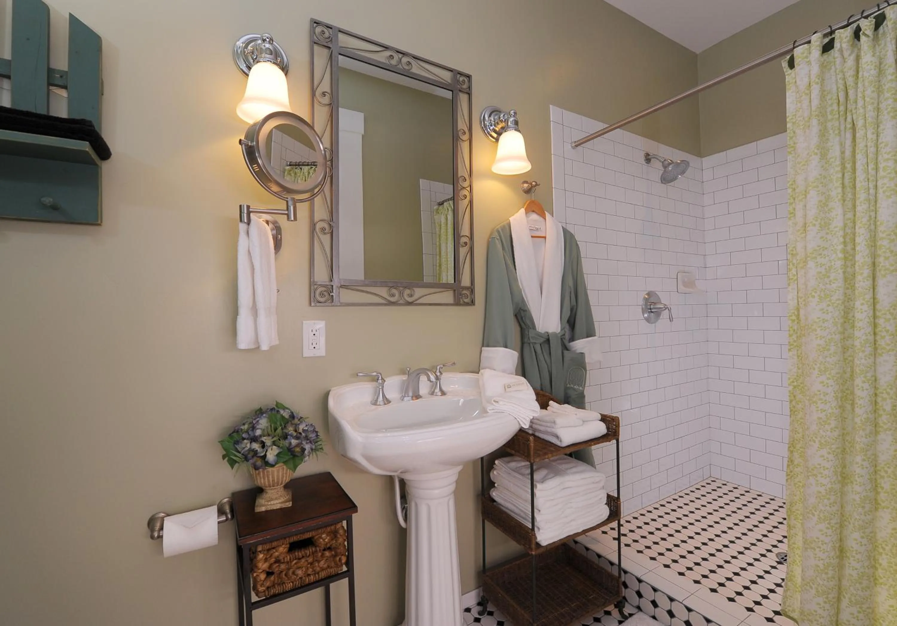 Shower in 1906 Lodge