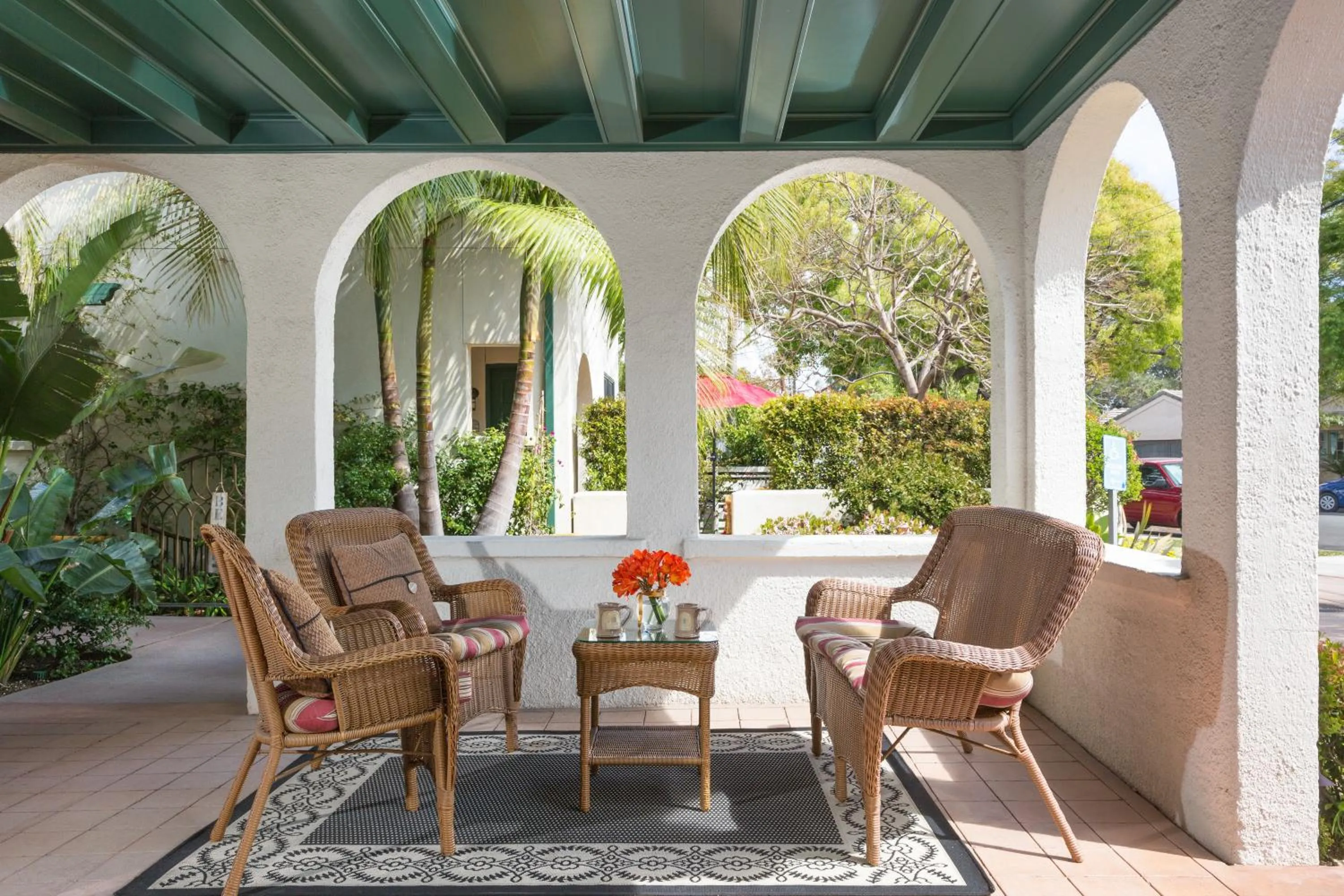 Facade/entrance in 1906 Lodge