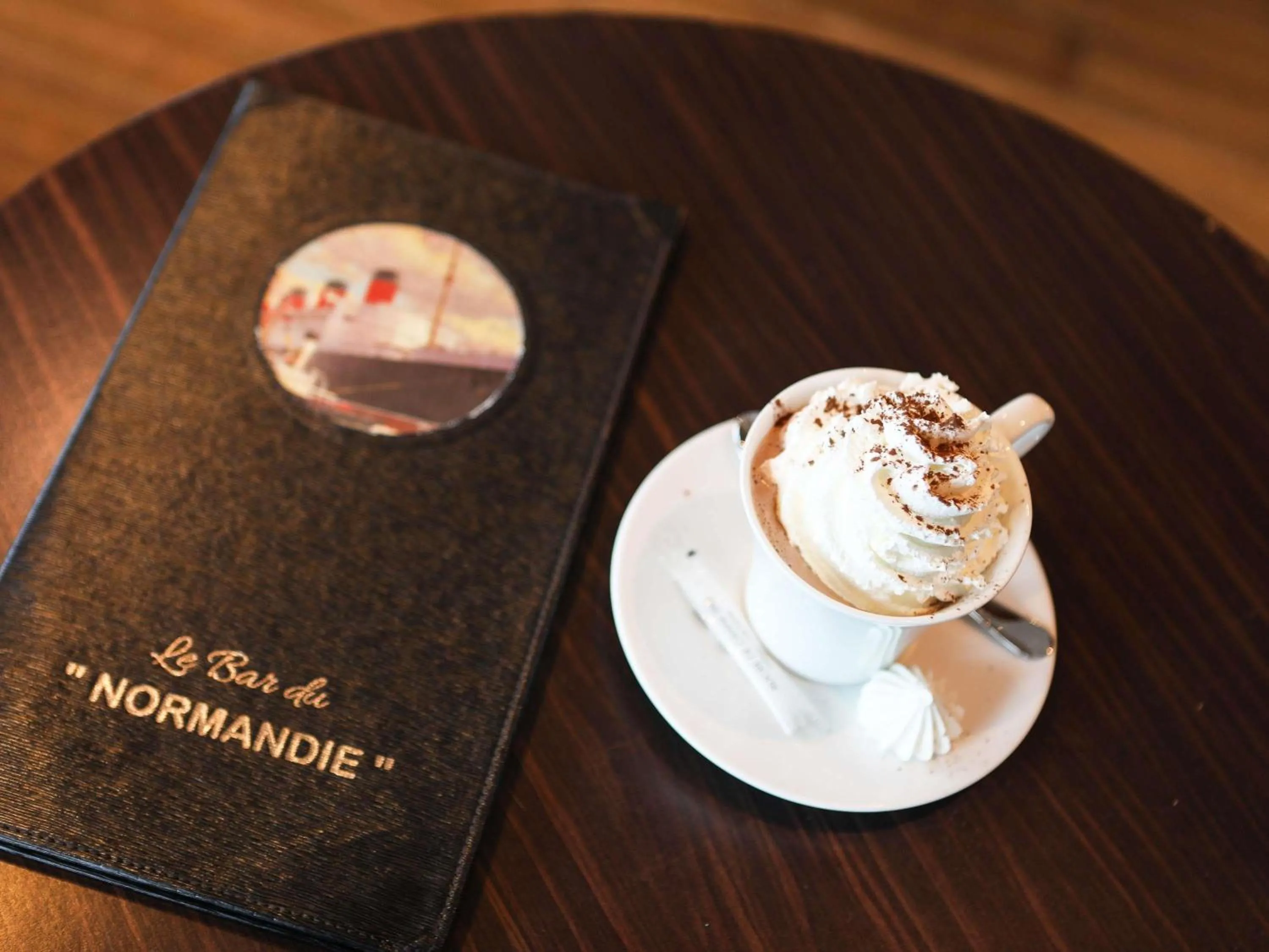 Lounge or bar in Côte Ouest Thalasso & Spa Les Sables d'Olonne - MGallery Collection