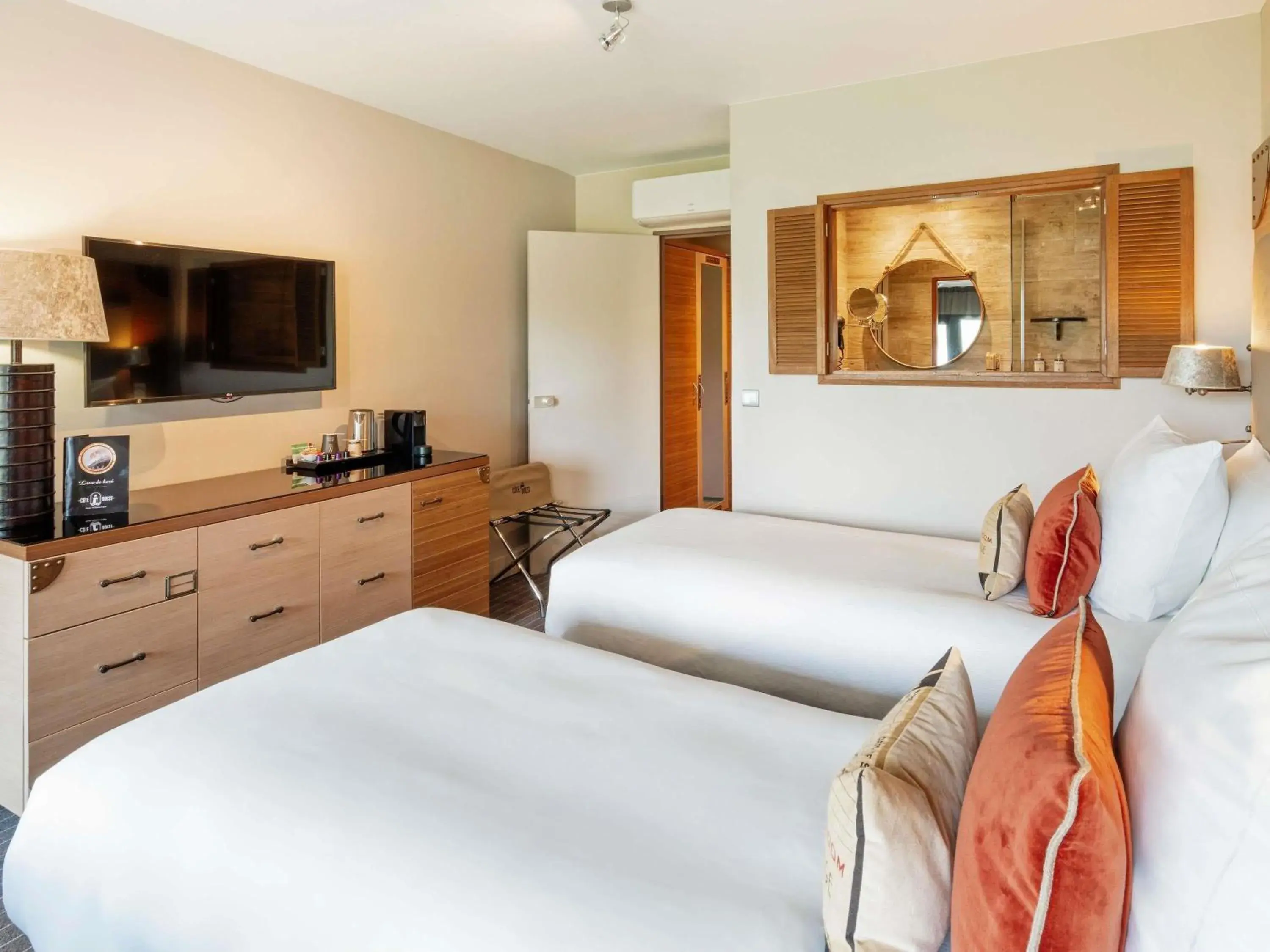 Classic Room with Queen Bed or Two Single Beds, Balcony and Sea View in Côte Ouest Thalasso & Spa Les Sables d'Olonne - MGallery Collection Classic Room with Queen Bed or Two Single Beds, Balcony and Sea View in Côte Ouest Thalasso & Spa Les Sables d'Olonne - MGallery Collection