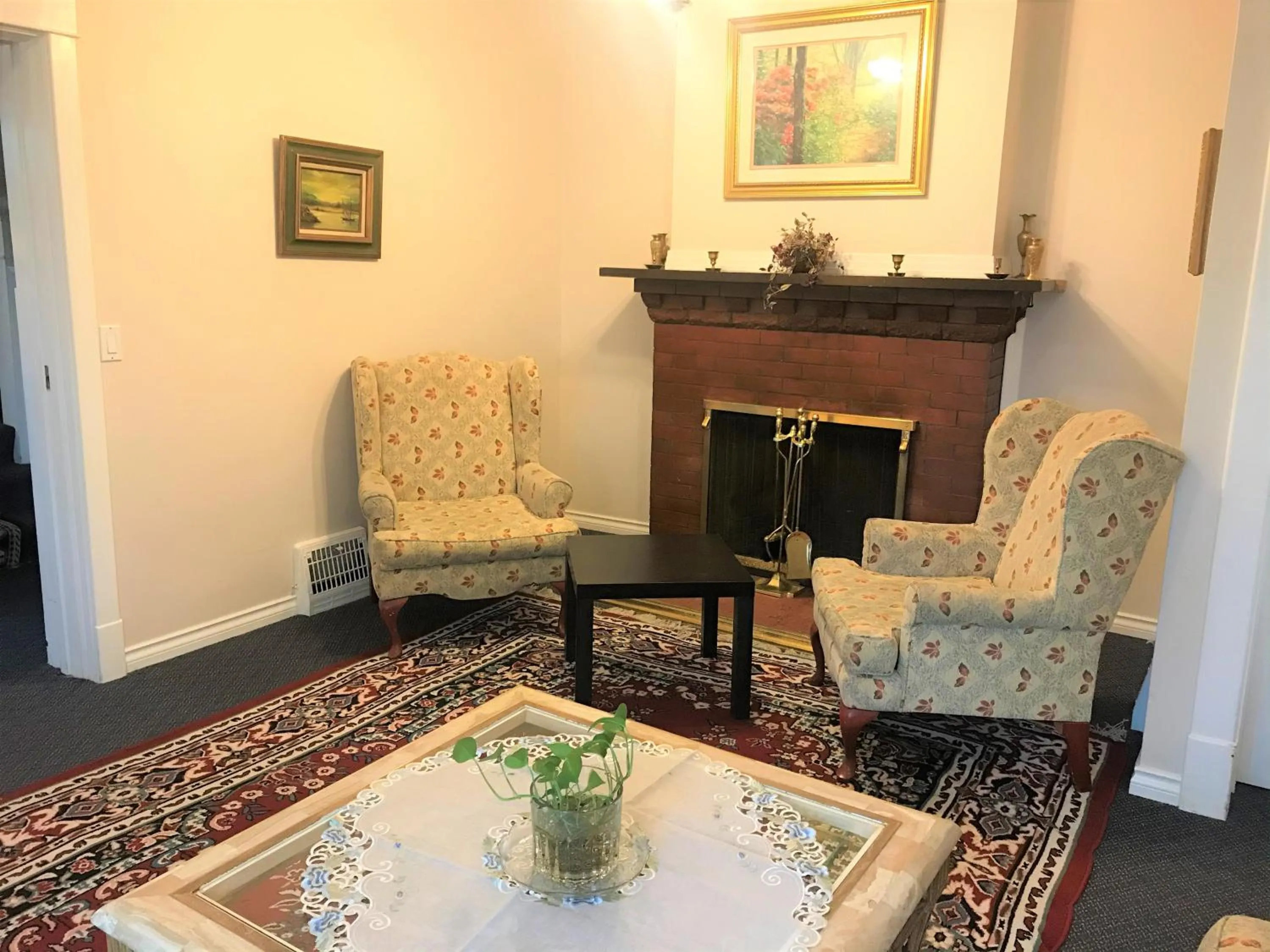 Living room in Cambie Lodge