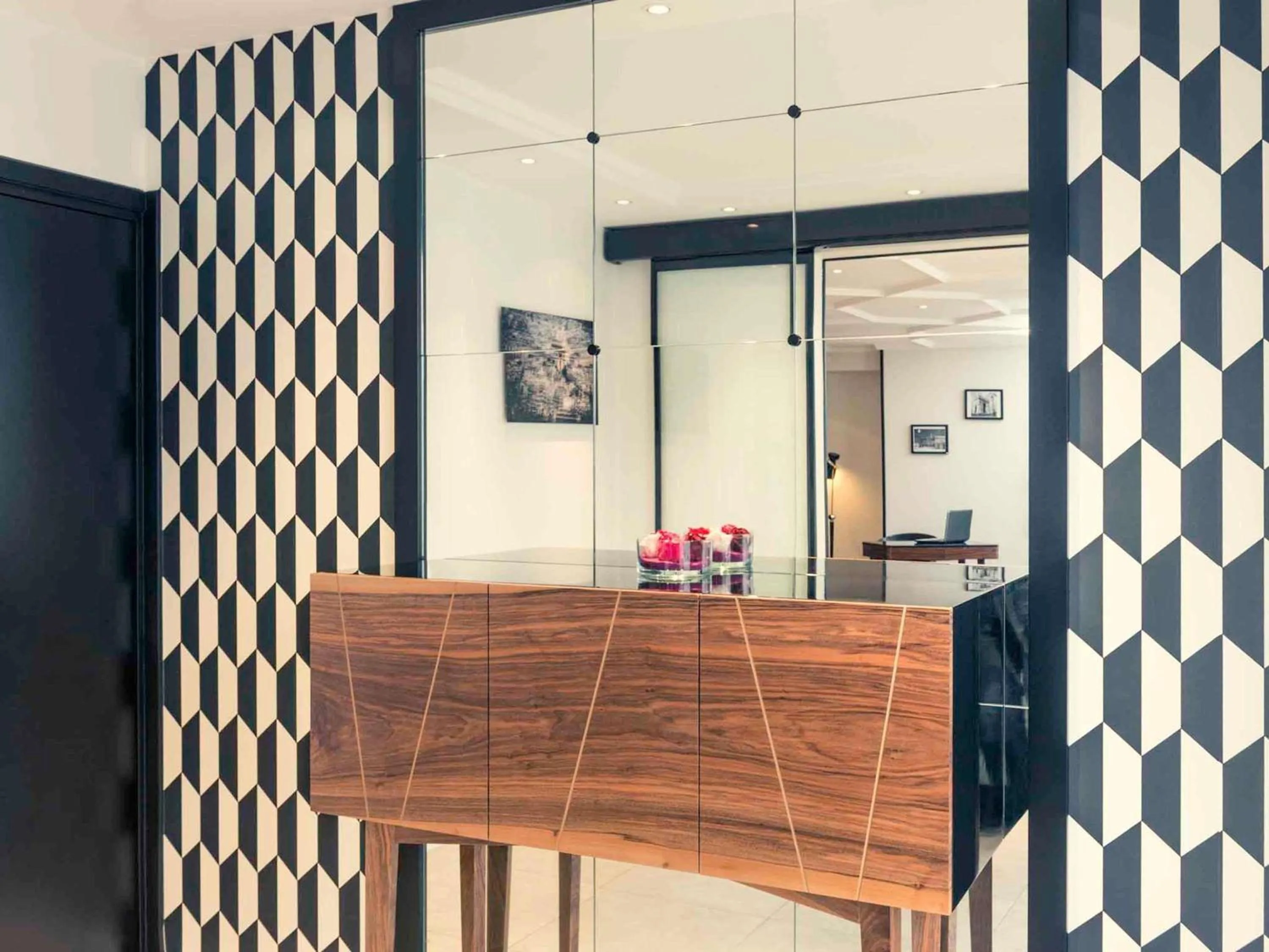 Property building in Mercure Paris Arc de Triomphe Wagram