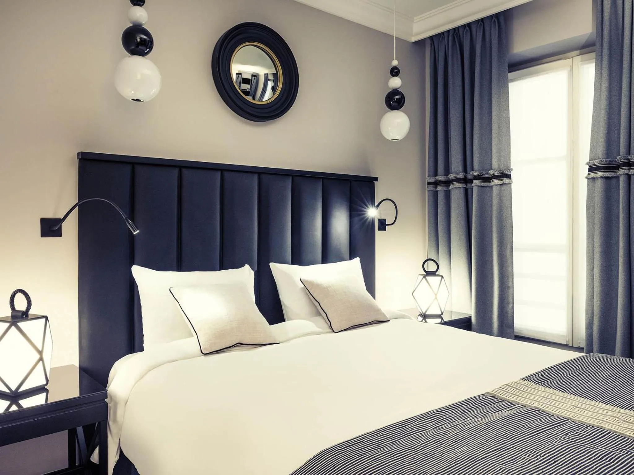 Bedroom, Bed in Mercure Paris Arc de Triomphe Wagram