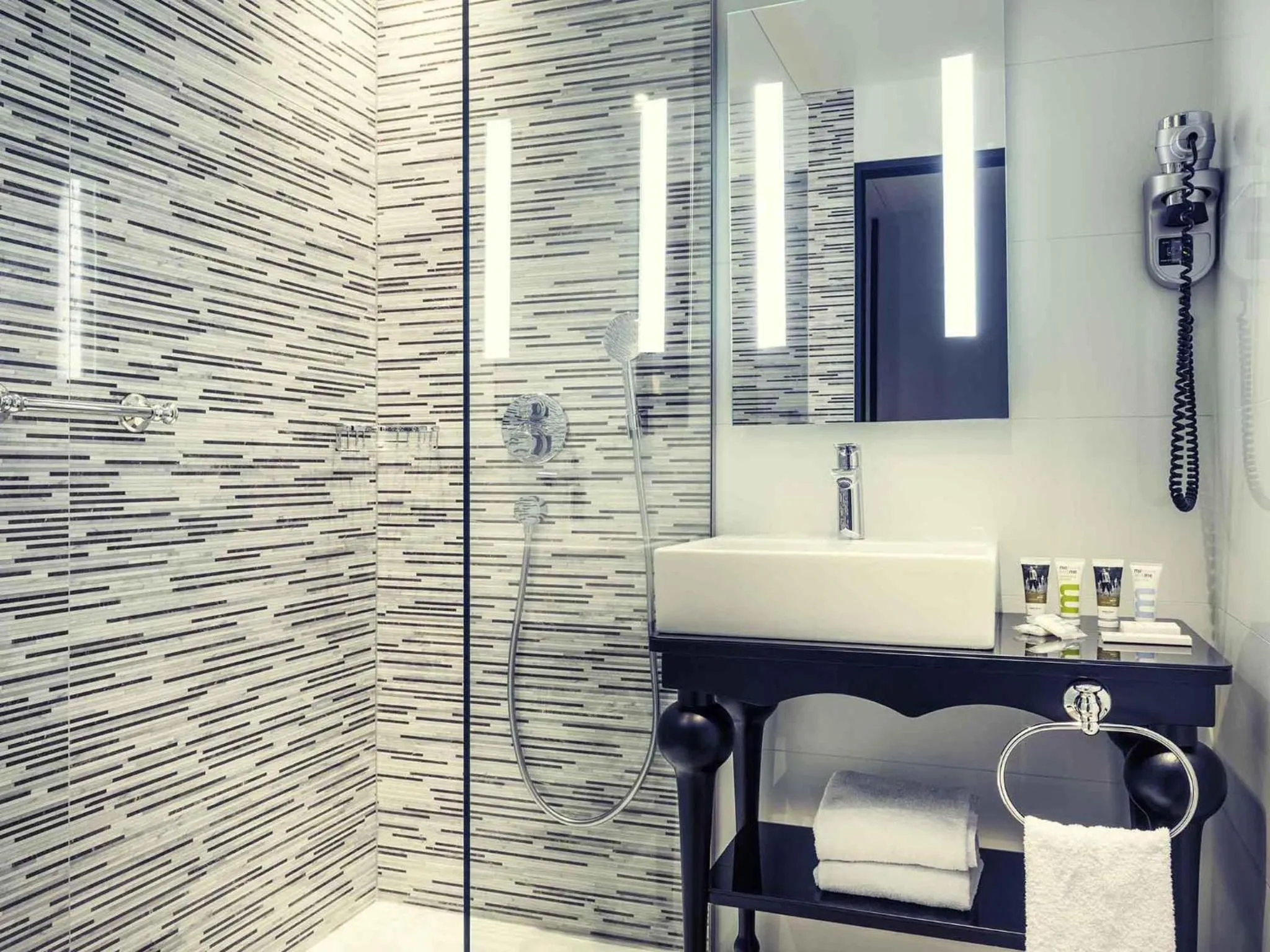 Bedroom in Mercure Paris Arc de Triomphe Wagram